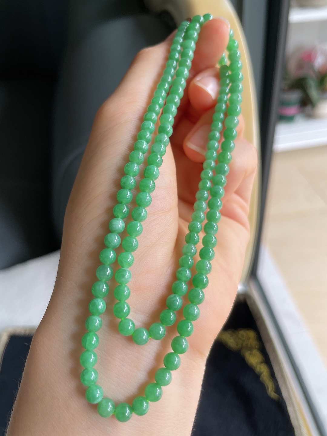 天然翡翠A货，冰满绿珠链，尺寸：5-4.2mm123颗。【编2239】