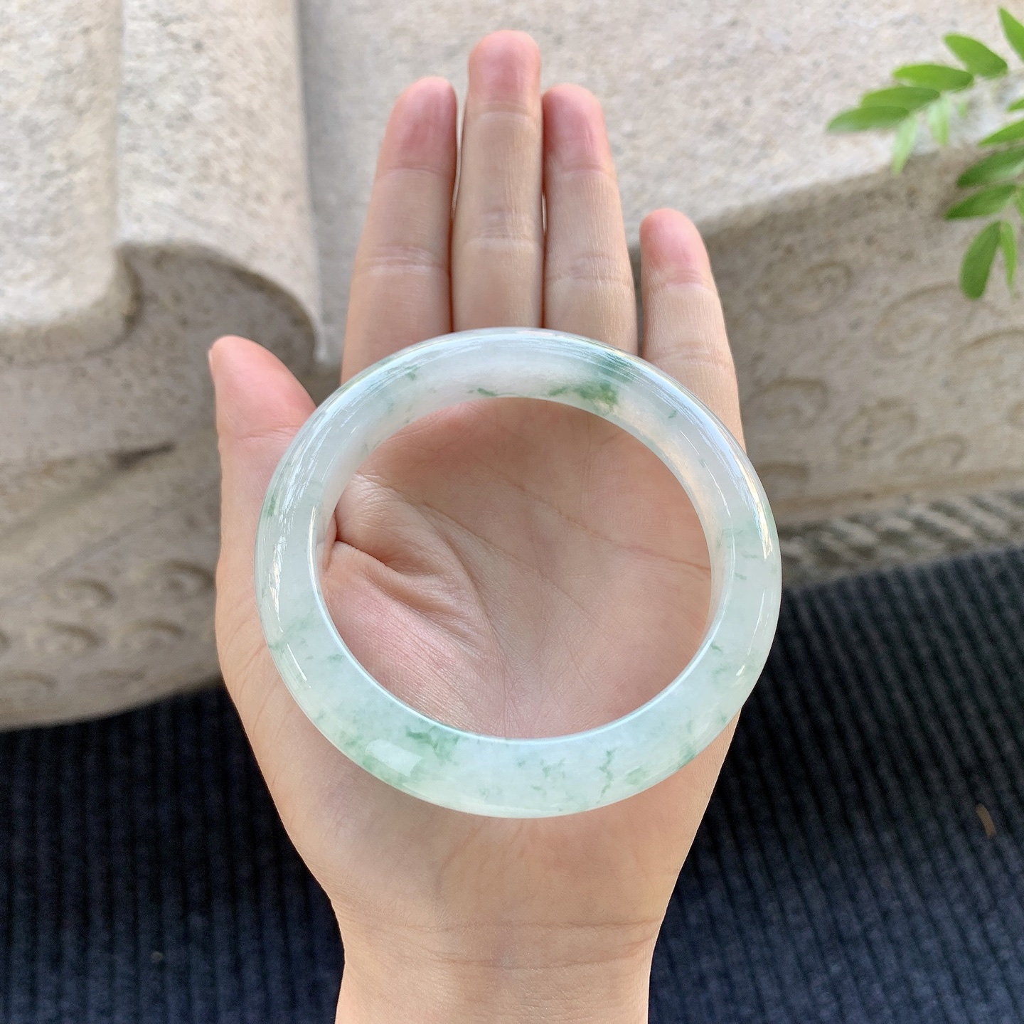 正圈58 59【圈口】59.5/12/9【编码】C5070133【描述】冰糯飘花，清透，水润，种老，细腻，无裂