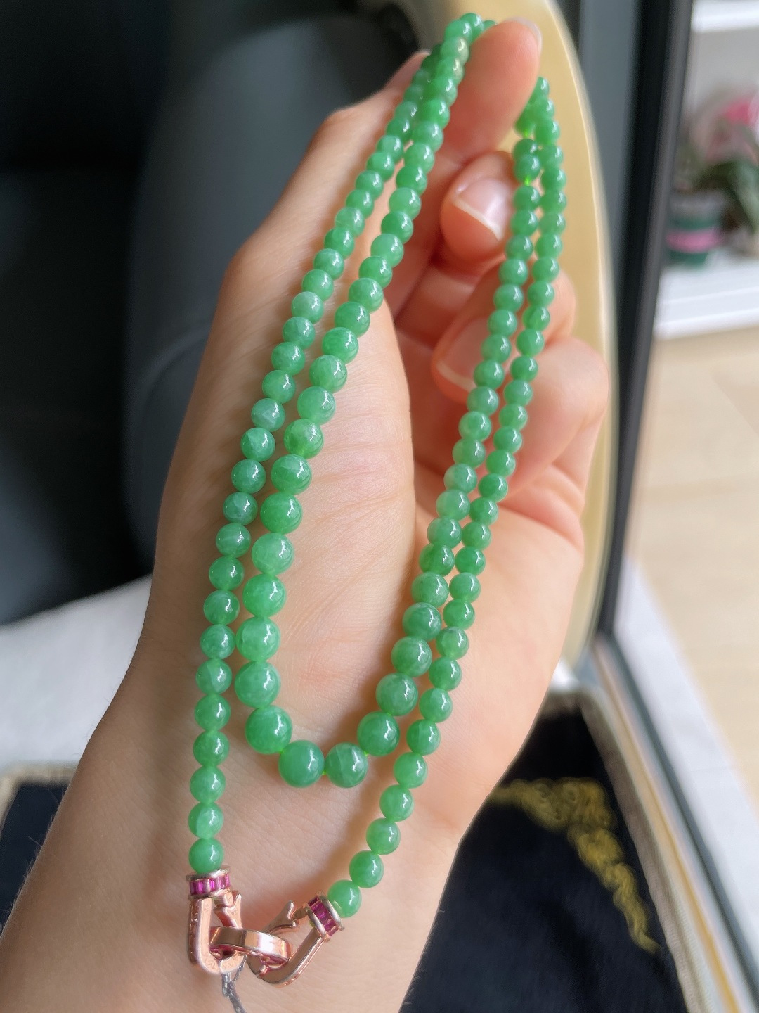 天然翡翠A货，冰满绿珠链，尺寸：5-4.2mm123颗。【编2239】