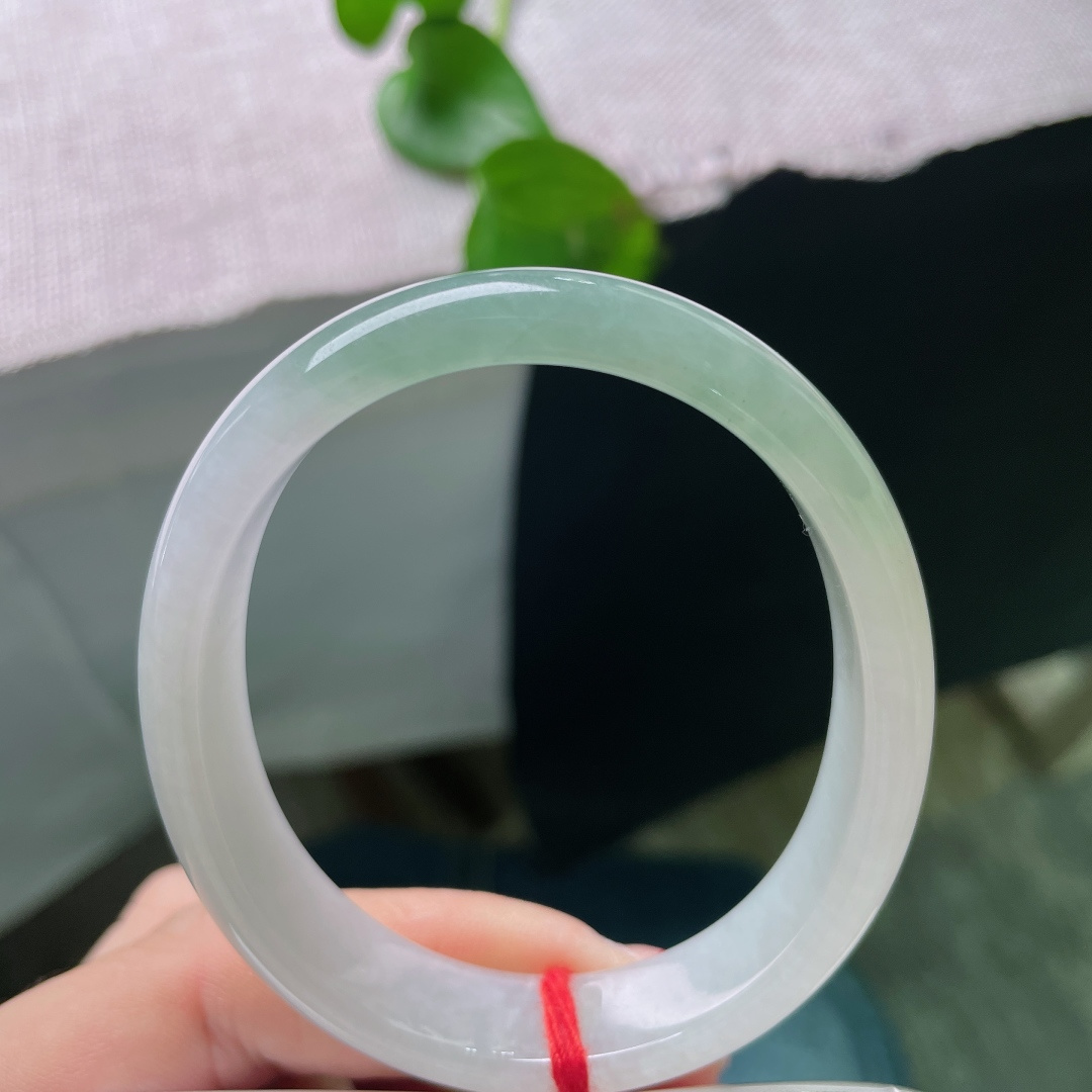 半山水贵妃，冰白为底，浅翠落于镯身，清透如水，玉光柔和内敛，百搭显气质，有棉线，ss54753a