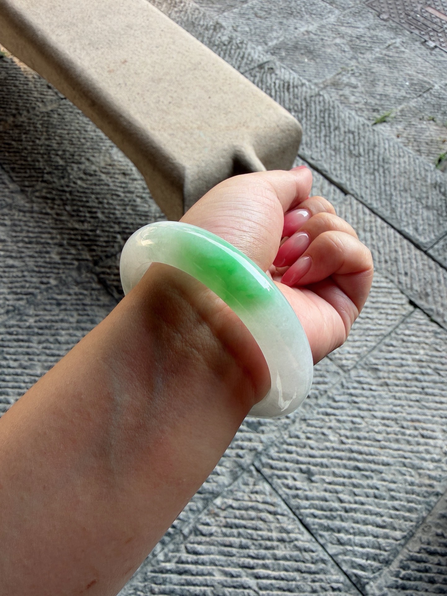 白底飘绿，玉质细腻，水润，种老，无裂