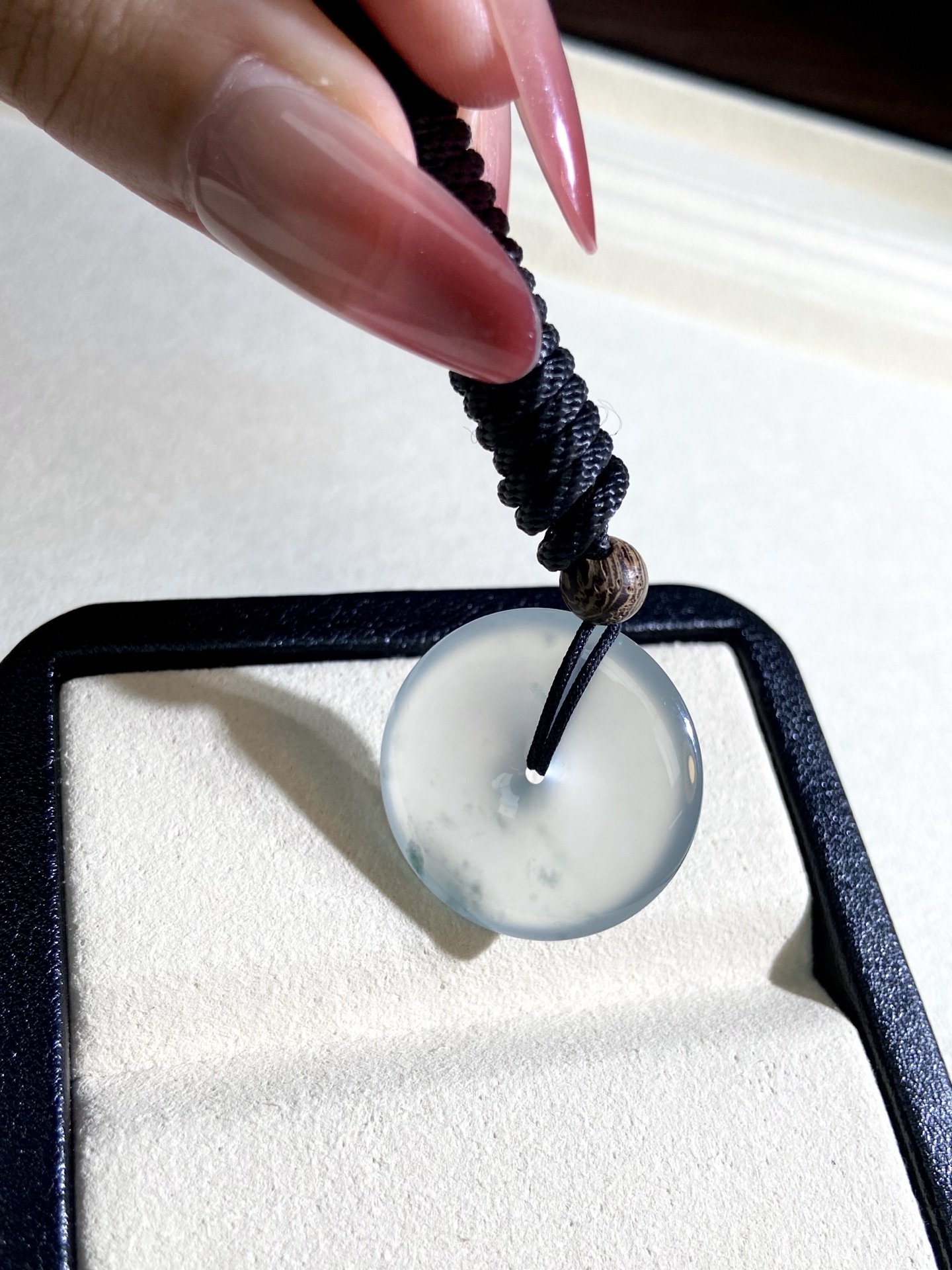 玻璃种飘花平安扣吊坠，品质够顶，无时无刻不被美到，冷冽的荧光和清透的质地相互映衬，佩戴上身自带焦点，裸石：24.7-4.7mm，无裂