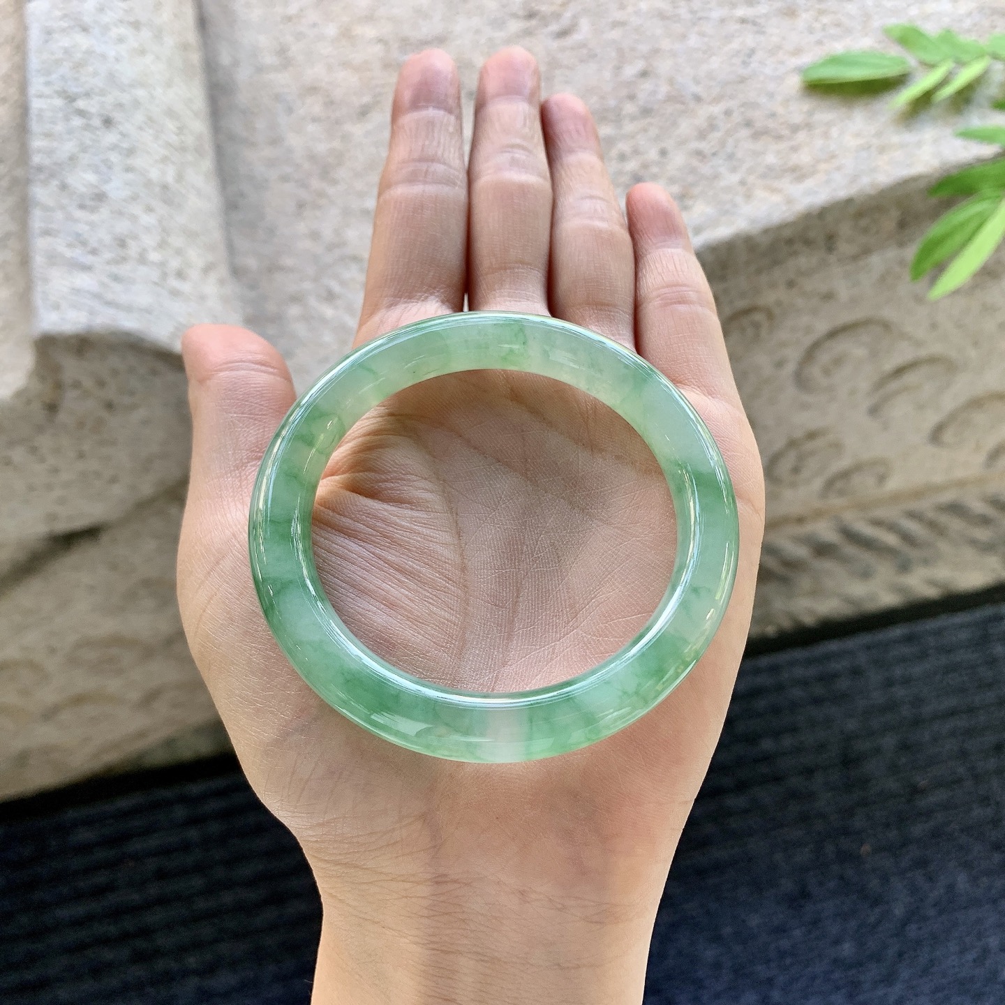 圆条51 52【圈口】52.8/9/8.8【编码】BA070130【描述】冰糯绿花，水润，种老，细腻，打灯有棉线