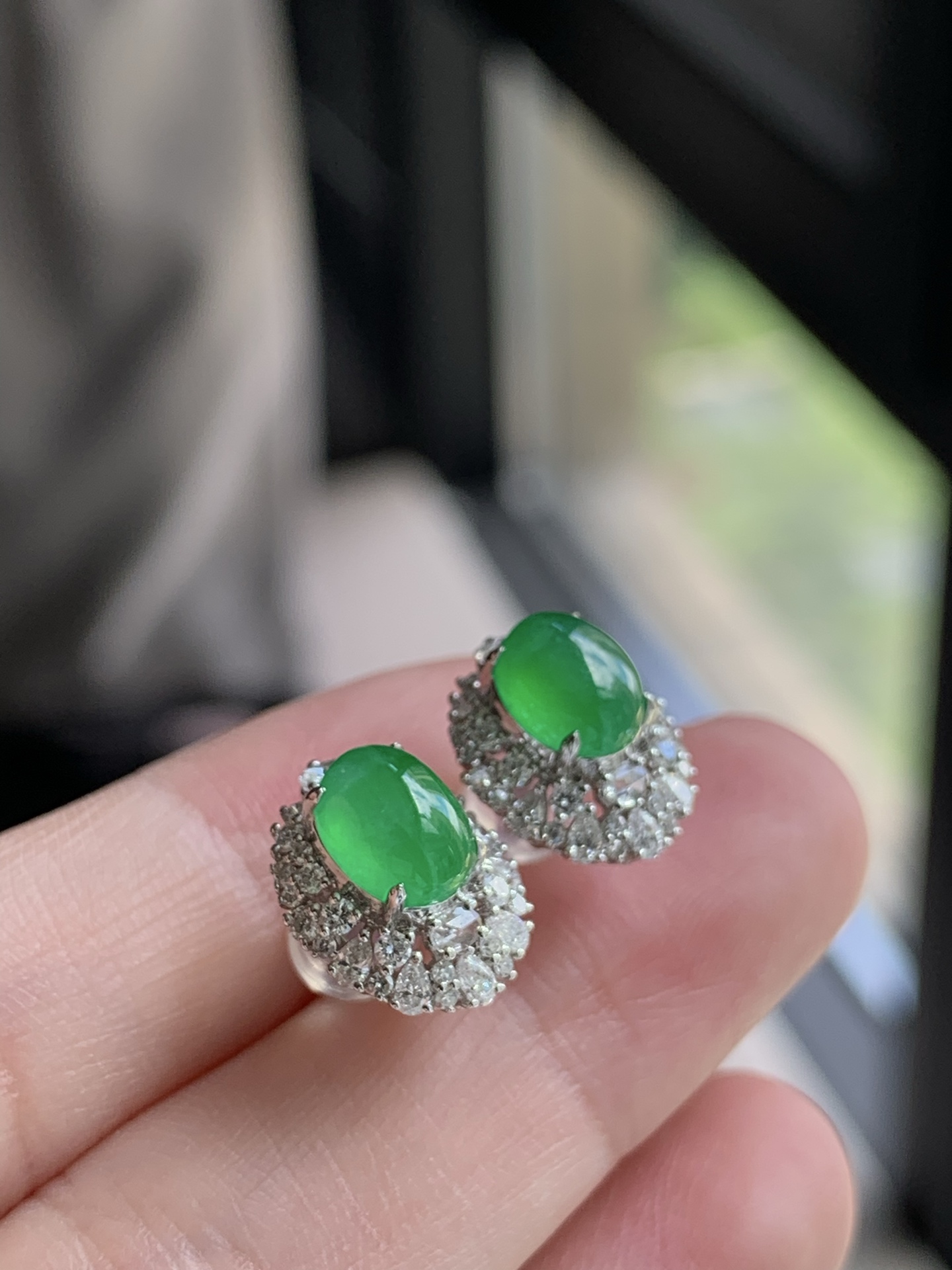 18k金镶嵌蛋面耳钉一对，种老细腻，色阳浓郁起胶，尺寸：成品：12.4*10*8.4，裸石：7.2*5.4*3,a63714