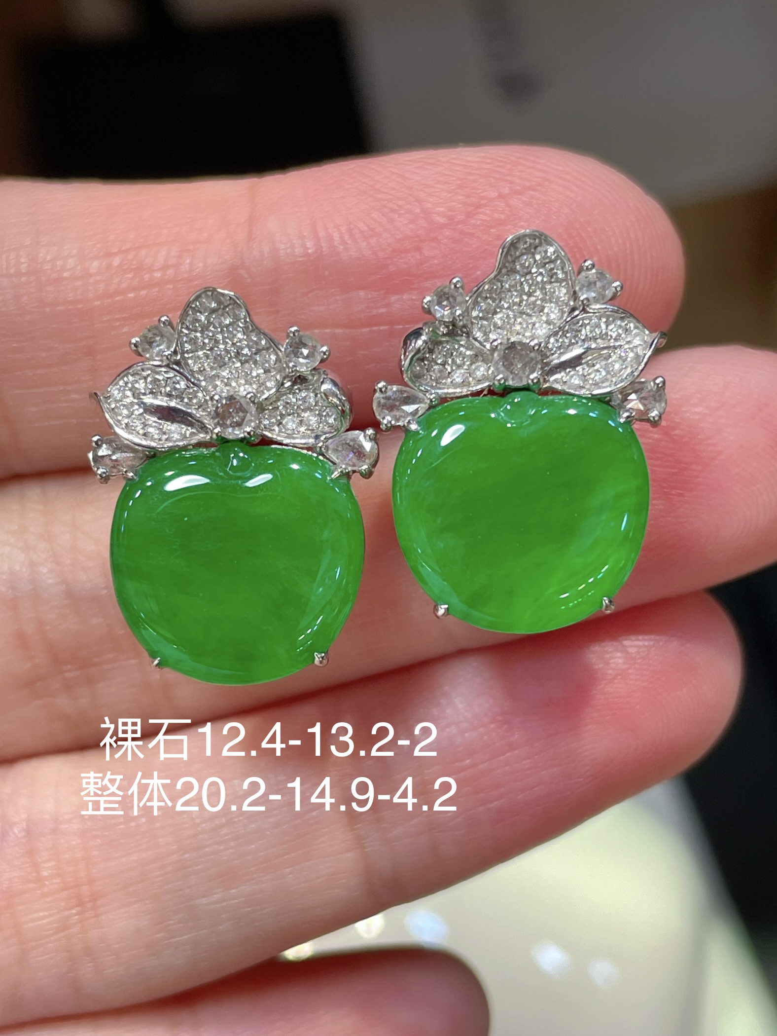 ️ 性比高 翡翠苹果蛋面耳钉，形状饱满圆润 品相特别好，满色，品相好 胶感十足，12.4-13.2