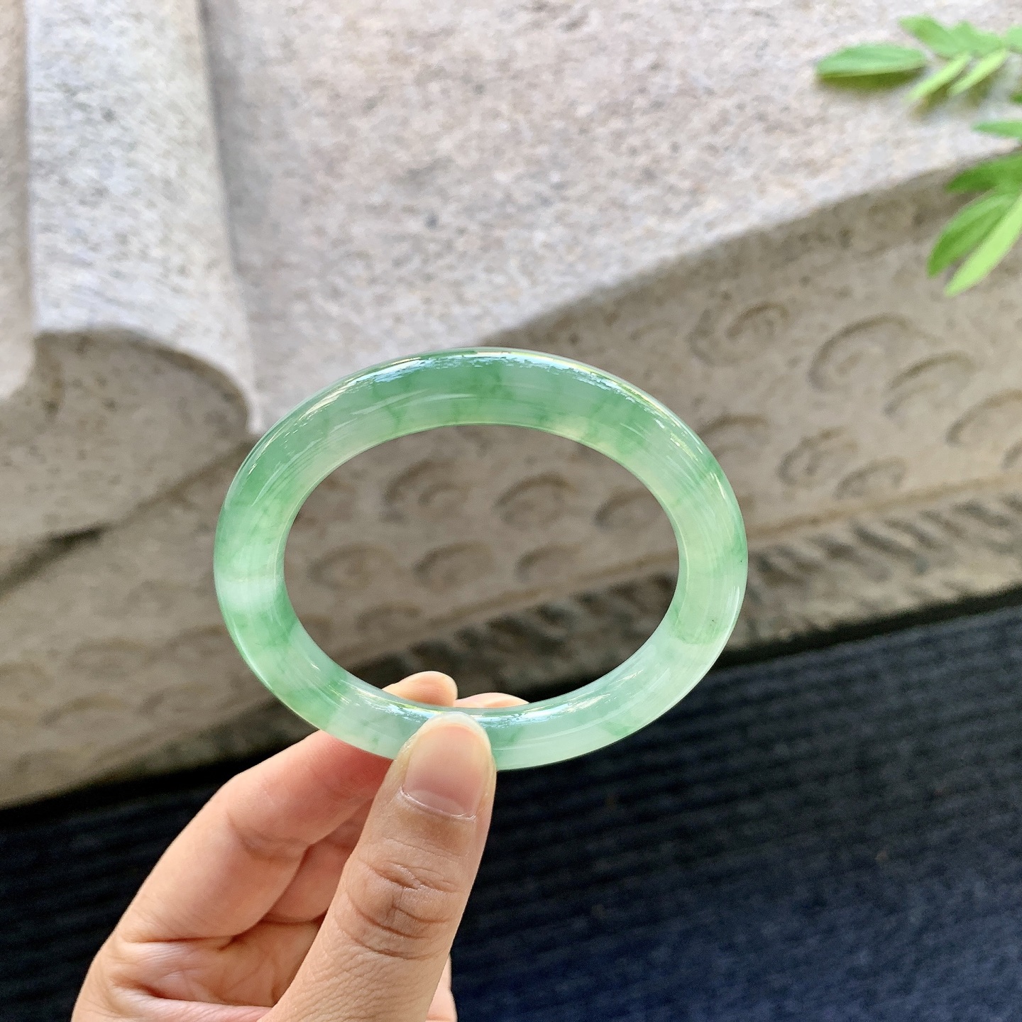 圆条51 52【圈口】52.8/9/8.8【编码】BA070130【描述】冰糯绿花，水润，种老，细腻，打灯有棉线