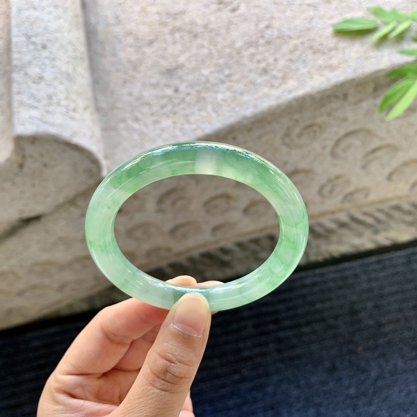 圆条51 52【圈口】52.8/9/8.8【编码】BA070130【描述】冰糯绿花，水润，种老，细腻，打灯有棉线