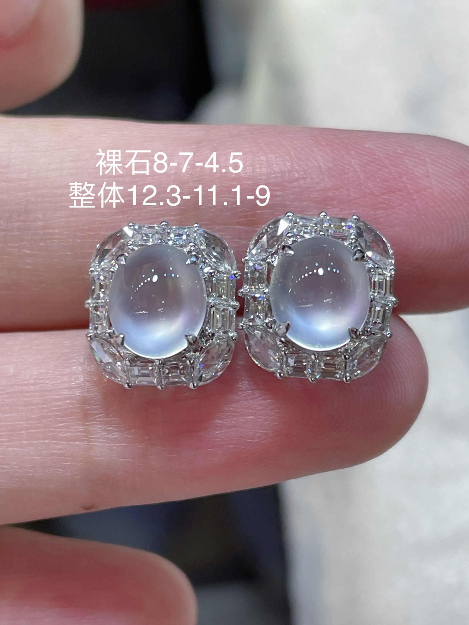 ️  ️性比 高端货 精品翡翠冰种蛋面耳钉 料子饱满水润，种水 18k金镶嵌，款式时尚，8-7-4
