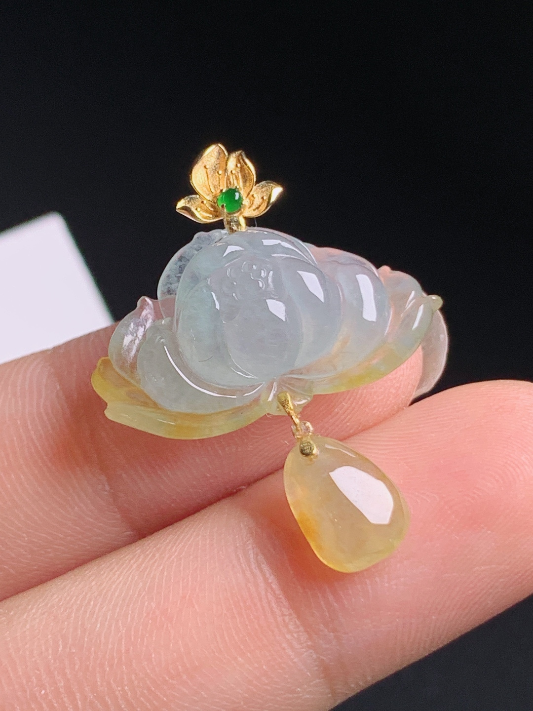 冰黄翡莲花吊坠，雕工清雅脱俗，金镶设计灵动雅致，和和美美