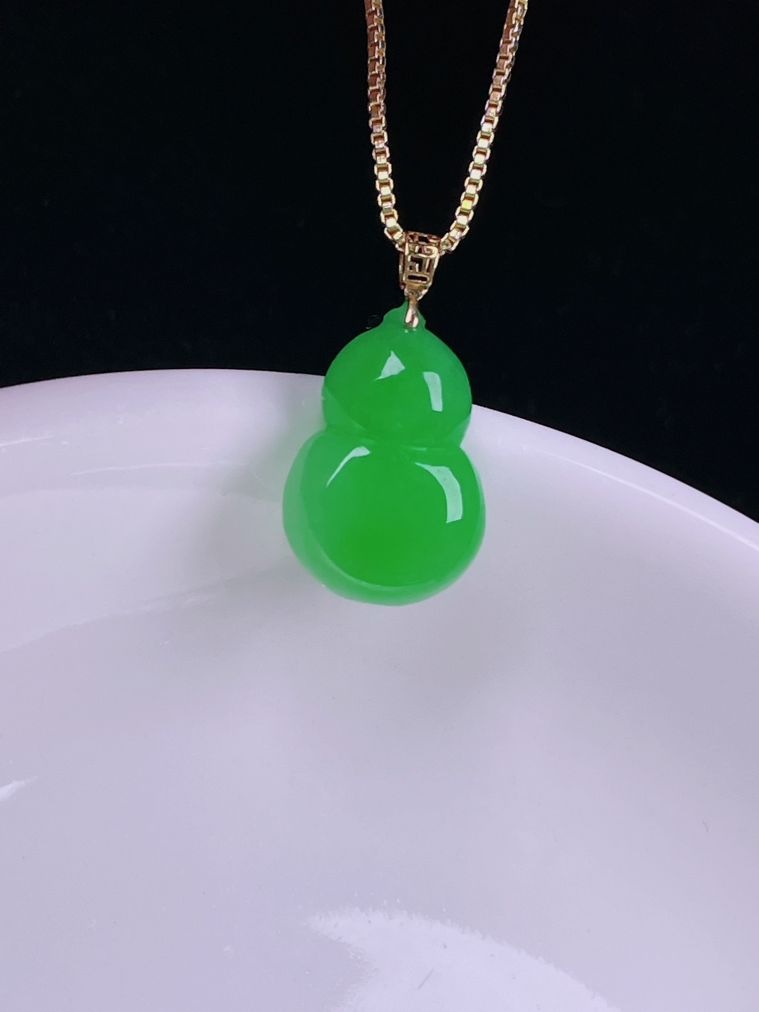 ️飘绿葫芦，老种起光，细底通透，尺寸：19.3裸石16.4/11.2/4.8mm0714