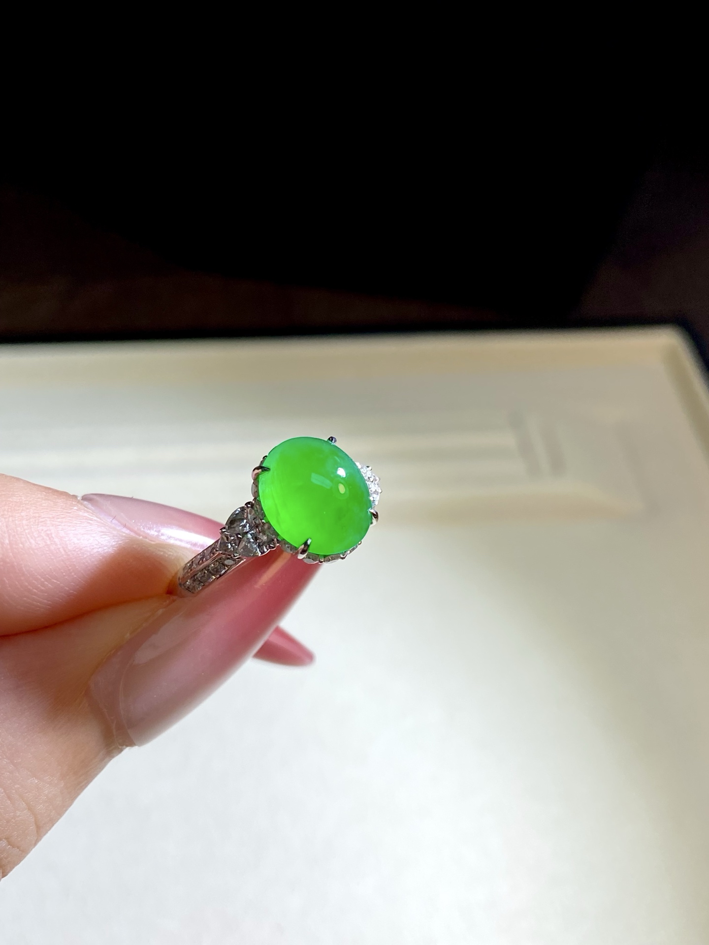 高冰种阳绿蛋面戒指，裸镶，细节之处独具匠心，简约，佩戴上手自信与从容从不需要理由，裸石：10.6-9.2-5.6mm，无裂