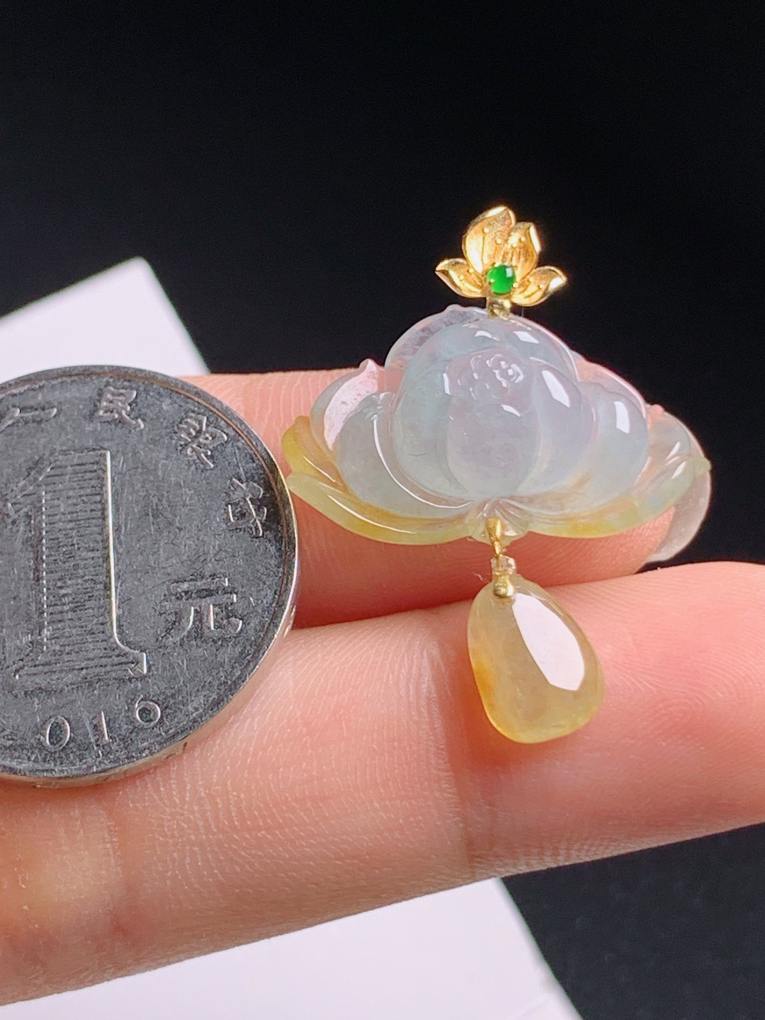 冰黄翡莲花吊坠，雕工清雅脱俗，金镶设计灵动雅致，和和美美