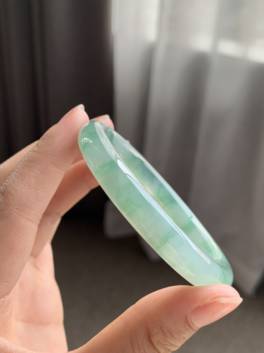 圆条51 52【圈口】52.8/9/8.8【编码】BA070130【描述】冰糯绿花，水润，种老，细腻，打灯有棉线