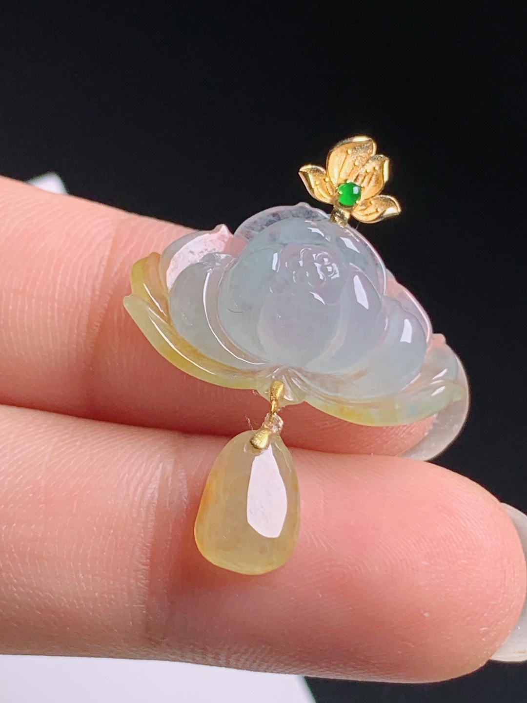 冰黄翡莲花吊坠，雕工清雅脱俗，金镶设计灵动雅致，和和美美