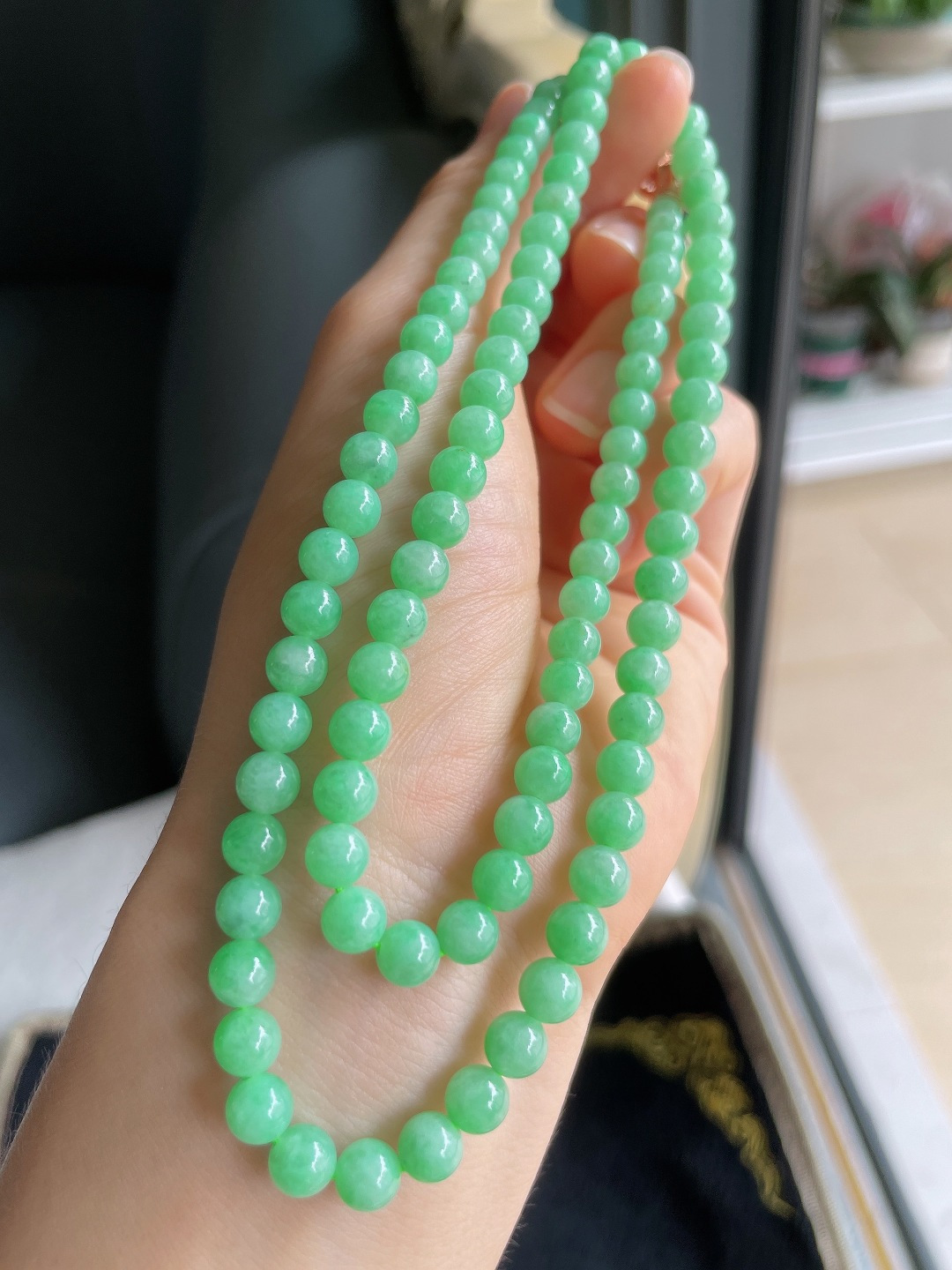 ️，天然翡翠A货，冰满绿珠链，尺寸：5.8mm99颗。【编3041】