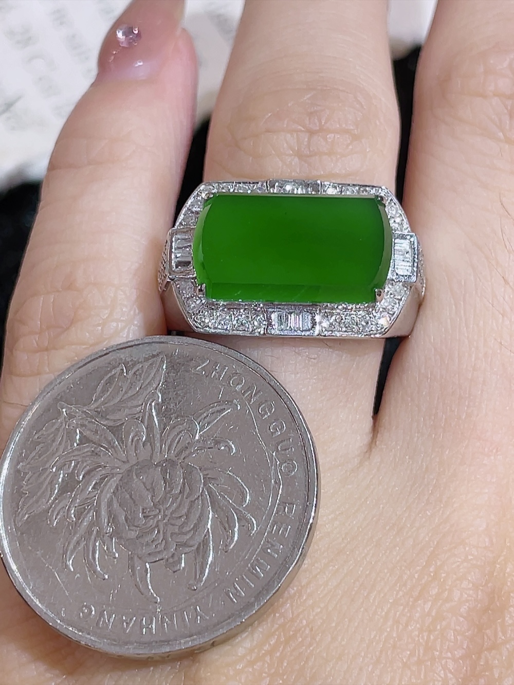 冰绿大马鞍戒指，无裂，18k金镶嵌，种水，重金镶嵌，南非钻镶，厚装饱满，高端大气，时尚百搭，性比高，18圈口，祼石15.0-8.6-6.3含金厚