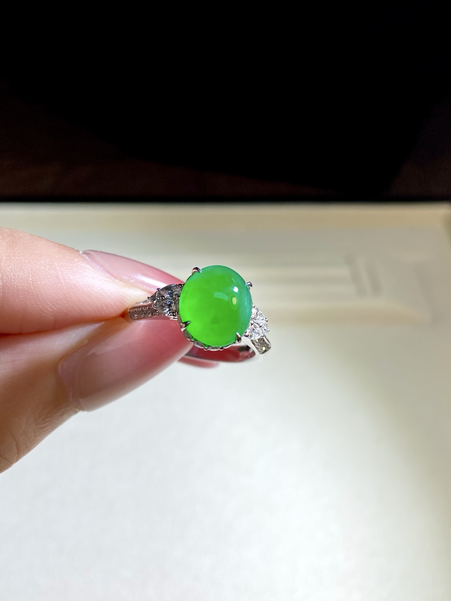 高冰种阳绿蛋面戒指，裸镶，细节之处独具匠心，简约，佩戴上手自信与从容从不需要理由，裸石：10.6-9.2-5.6mm，无裂