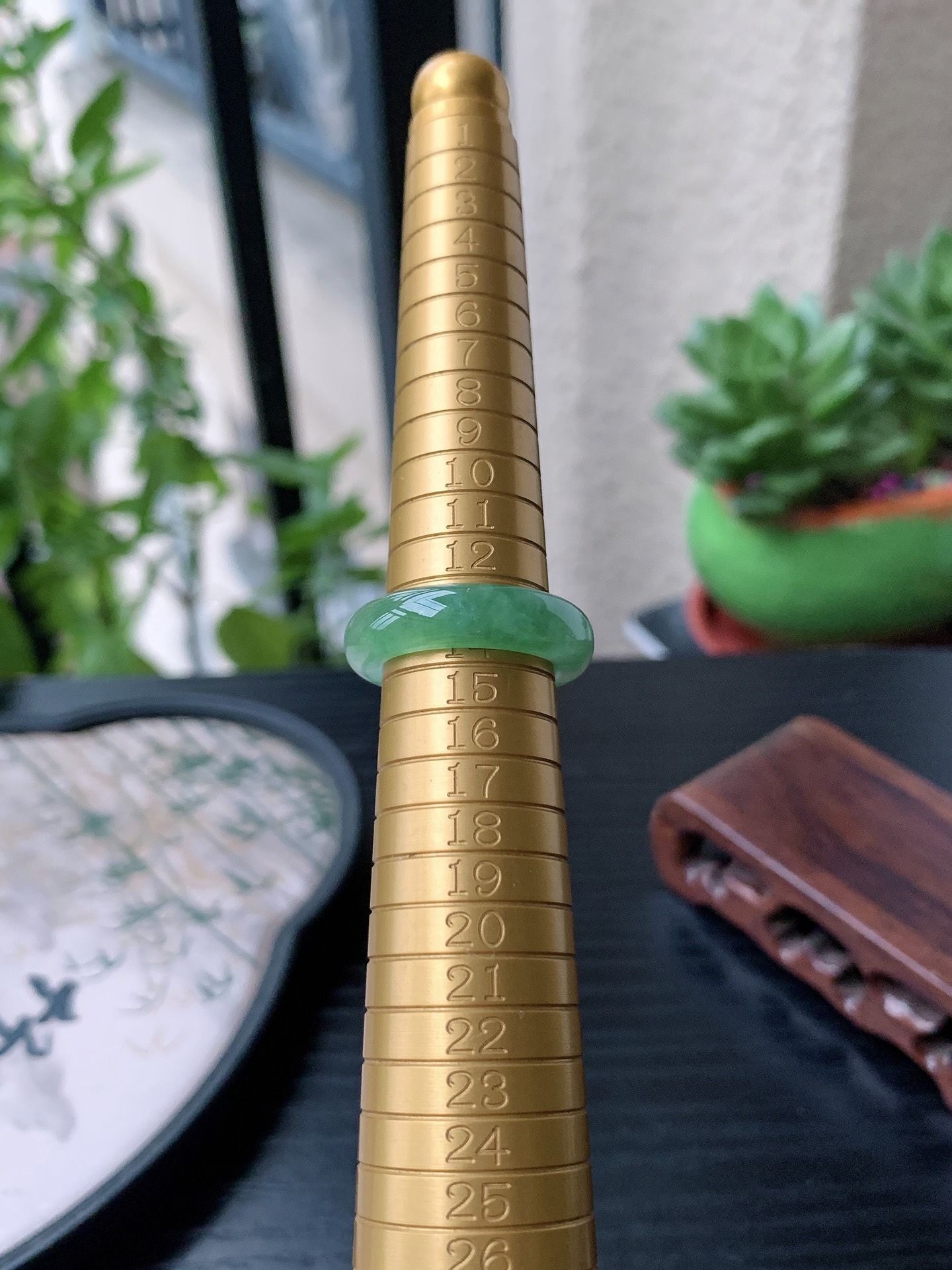 老坑冰种胶感飘绿素面戒指 裸石尺寸:17.5-6-4mm