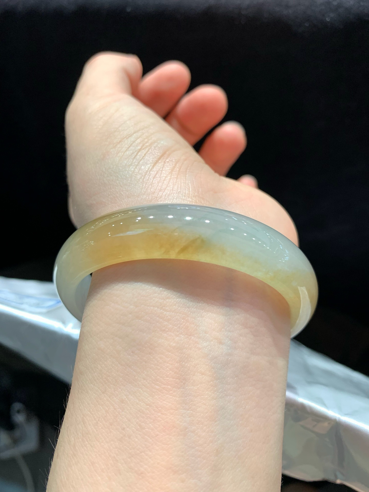 尺寸56.8/13.2/7.1，冰种黄翡手镯
冰透水润细腻