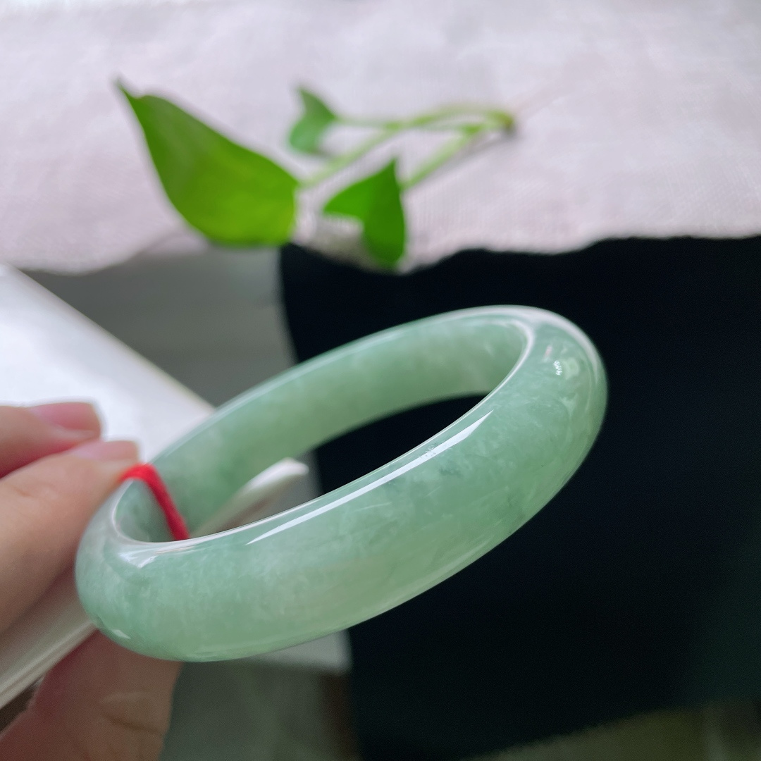 55/12.5/8.1，绿底正圈，晶体纹，满圈柔润湖绿飘花平安镯，清逸雅致，衬得身姿温婉优雅。ss55748a。