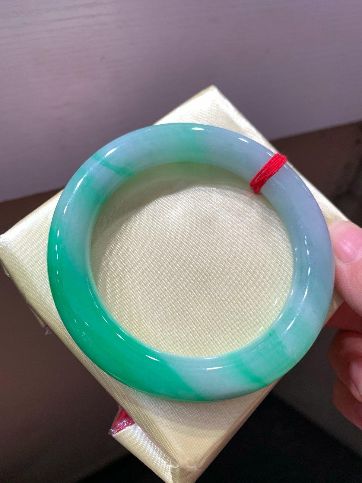尺寸54.8/10.2，辣绿圆条手镯，水润细腻
色辣种老 古色古香 鲜艳亮丽