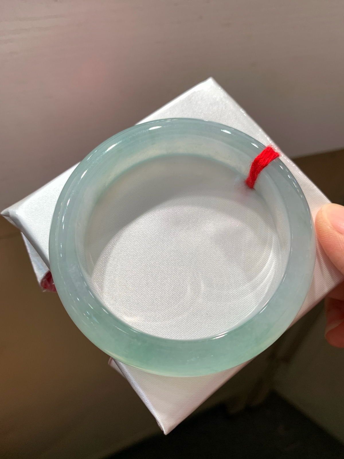 尺寸55.3/13.7/9，高冰手镯， 水润颜色漂亮 ，种老，有胶感