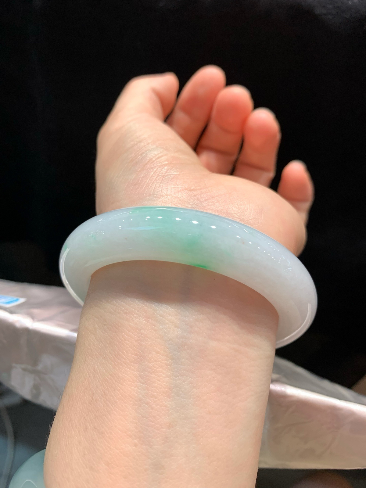 尺寸55.4/12.6/9.7，带色手镯
冰透水润细腻 清新甜美