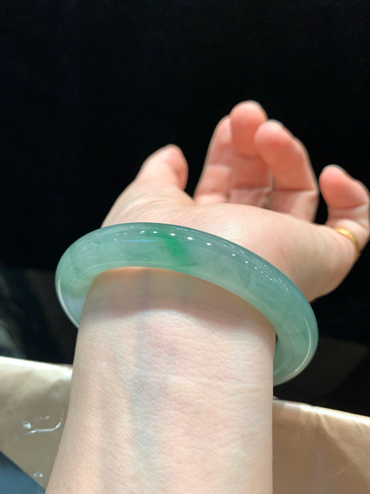 尺寸53.2/10，冰飘花圆条手镯
水润细腻 冰透