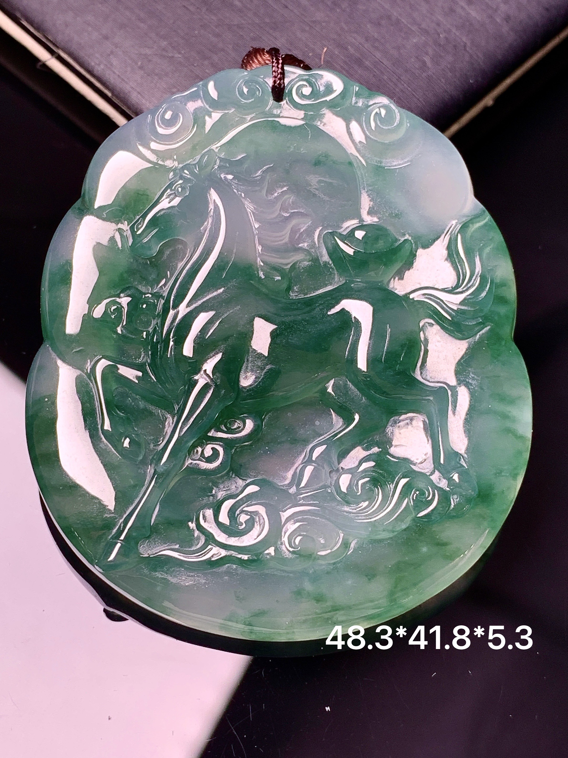 飘绿生肖马吊坠 玉质细腻 色泽艳丽清新 整体尺寸48.3*41.8*5.3 b2
