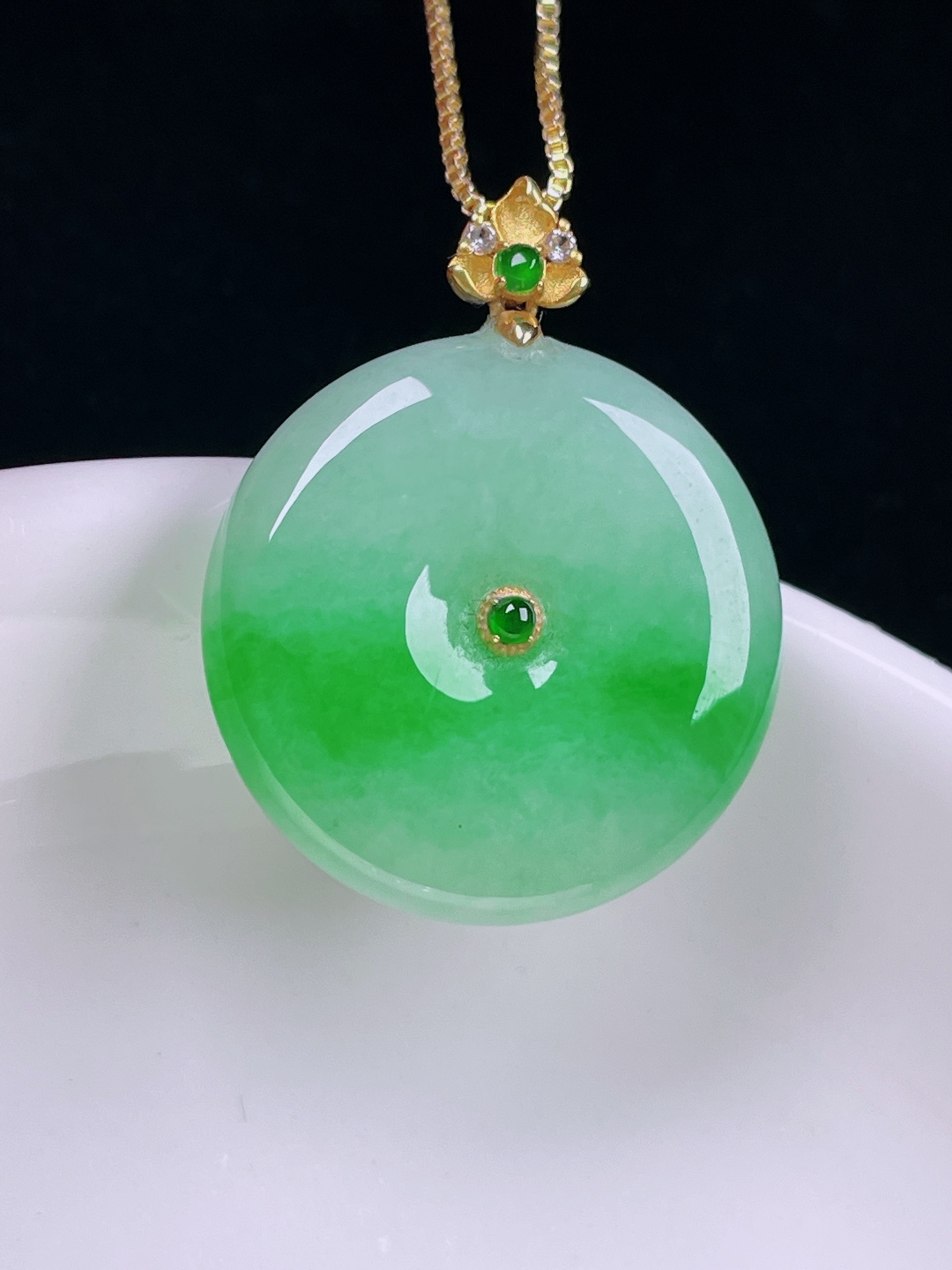飘绿平安扣，老种起光，细底通透，尺寸：28.4/22.8/6mm0715