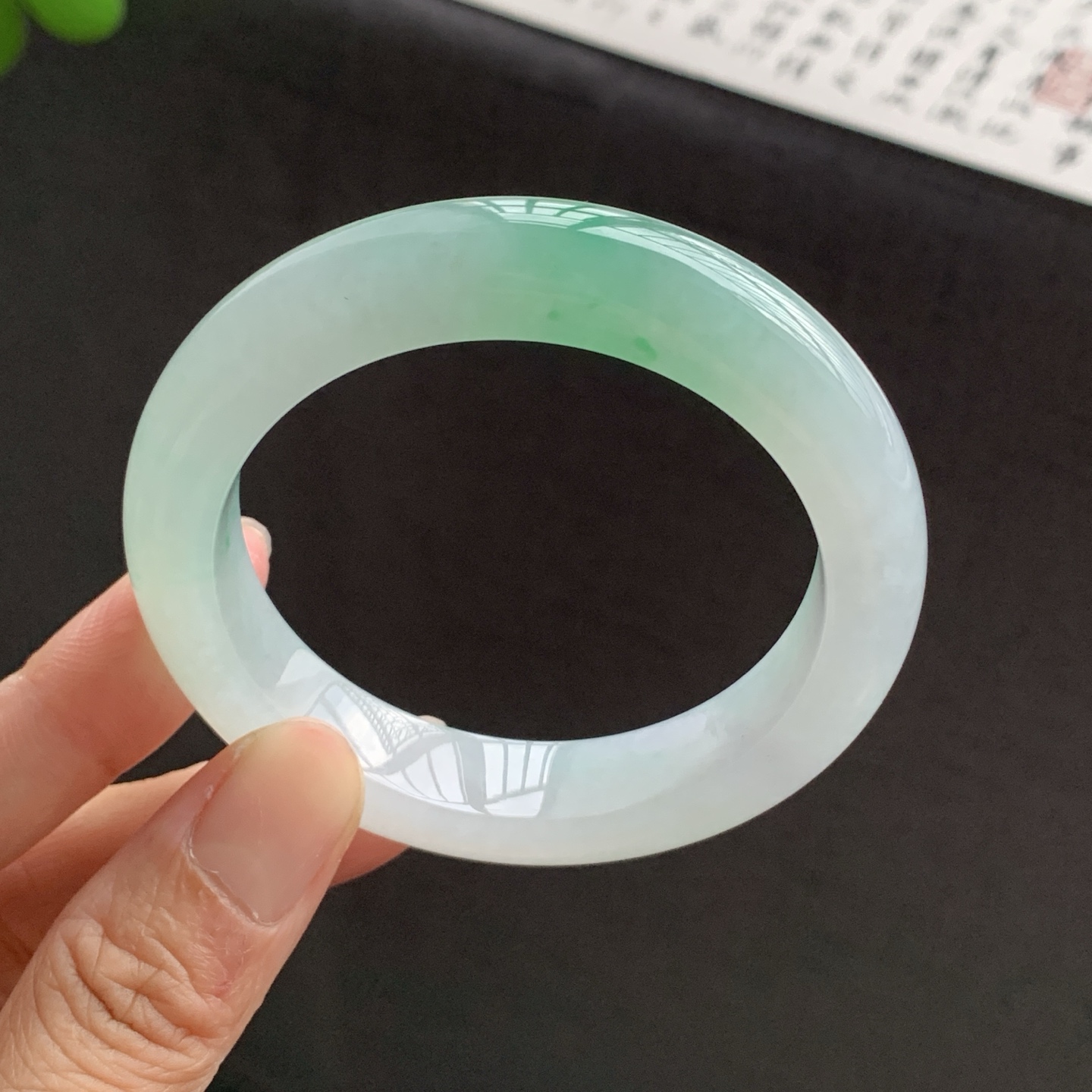 071434XY 飘绿正圈翡翠手镯 52.4-12.1-9.1