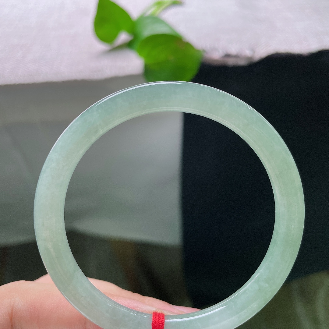 53.9/6.6，冰油圆条，叮当镯，晶体纹，种水细腻通透，淡雅青绿色调干净治愈，佩戴清爽舒适，日常百搭不挑穿搭。ss55880a。