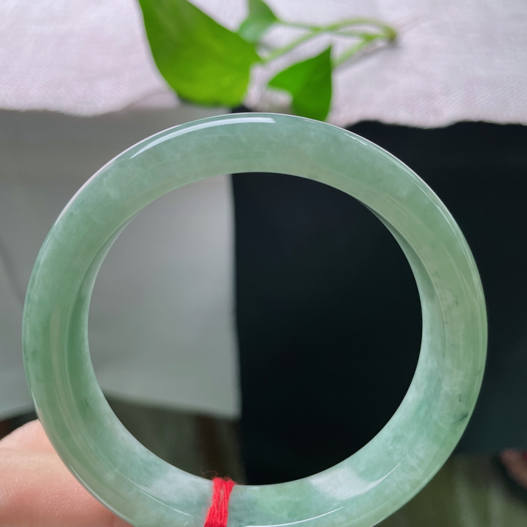 55/12.5/8.1，绿底正圈，晶体纹，满圈柔润湖绿飘花平安镯，清逸雅致，衬得身姿温婉优雅。ss55748a。