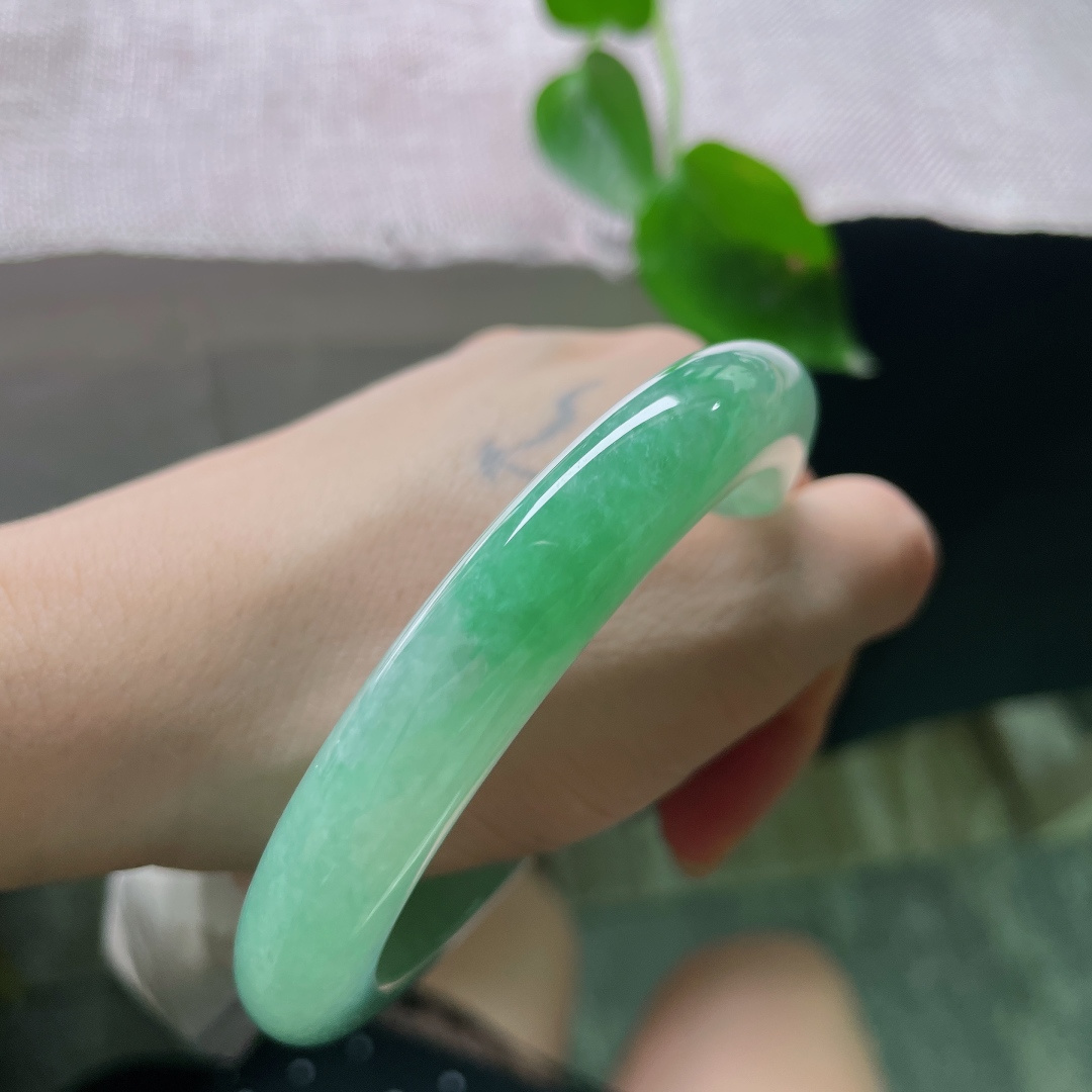 60/11.3/10，绿底正圈，水头好，版型厚装饱满，腕间春趣，大圈口，无裂，ss53415a