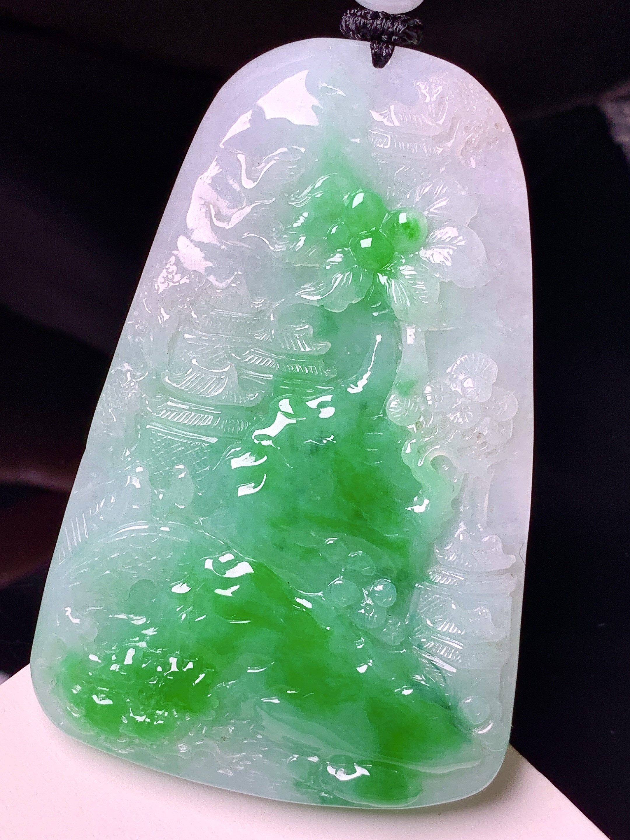 飘阳绿山水牌子吊坠 玉质细腻 色泽艳丽清新 整体尺寸65.7*42*8.2 w1