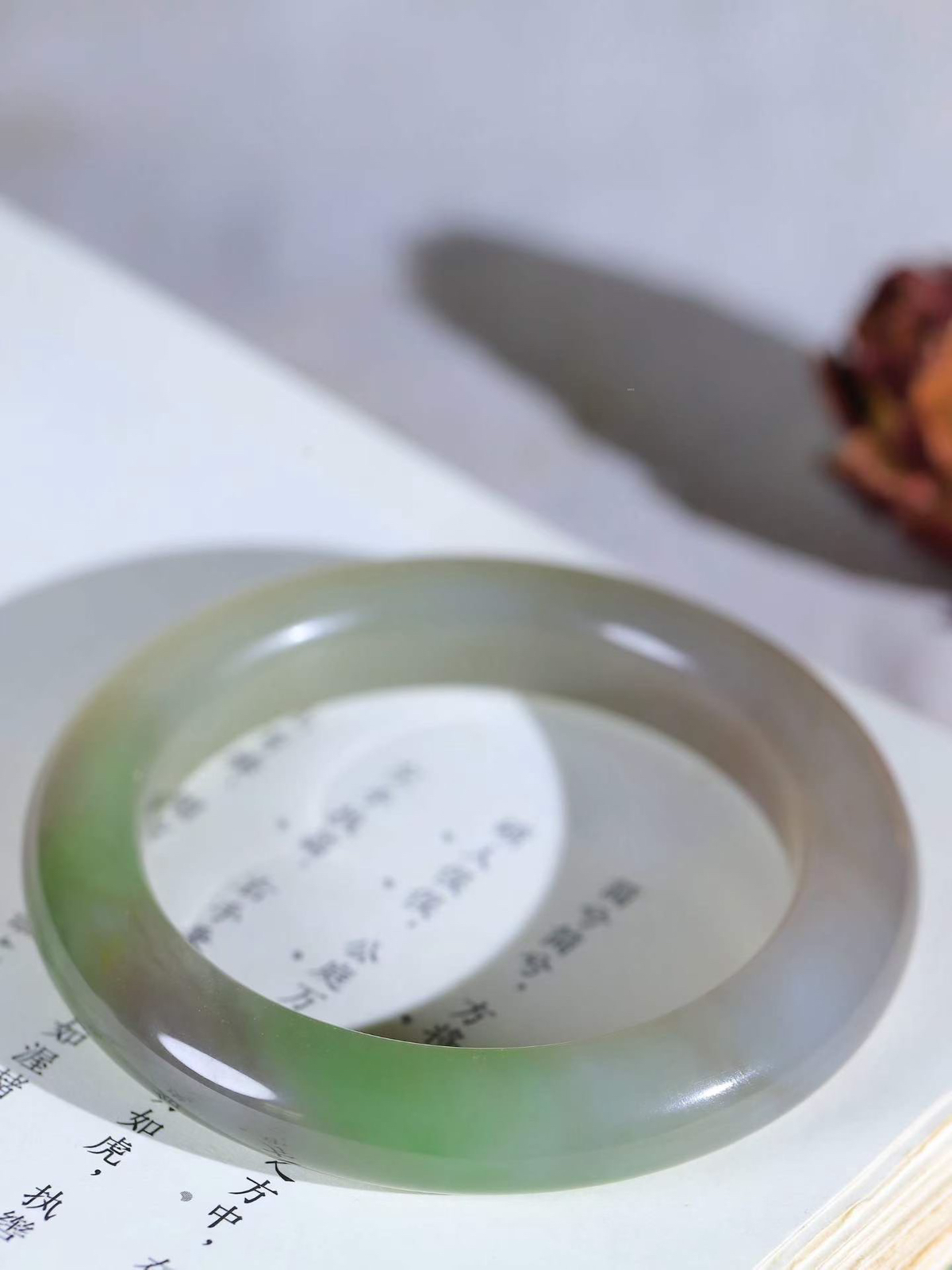 （温柔雅致.手镯）

精品️和田玉烟紫翠青双色手镯。镯型饱满，温润细腻，脂润沁香。️执一卷书，沏一盏茶，着一袭裙，戴一只镯。淡淡浅笺，素心若兰，静赏玉中诗画。悠悠岁月，芊手轻摘，盛满诗样芳华。重68.26克   内径56.5mm  尺寸11.6-10.8mm   FDL-99701521