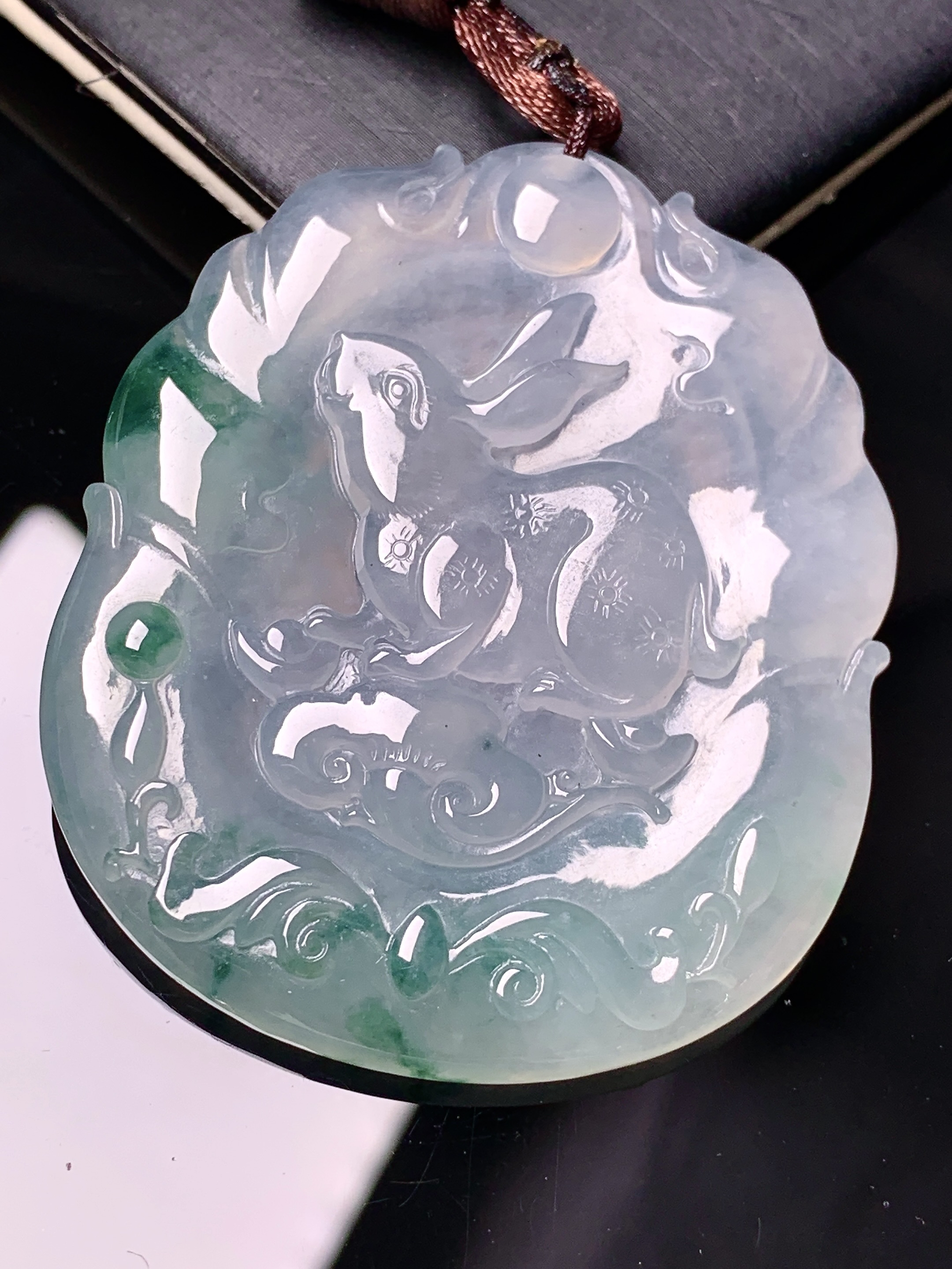 冰种飘绿生肖兔牌吊坠 玉质细腻 色泽艳丽清新 整体尺寸50*42*4.8 b2