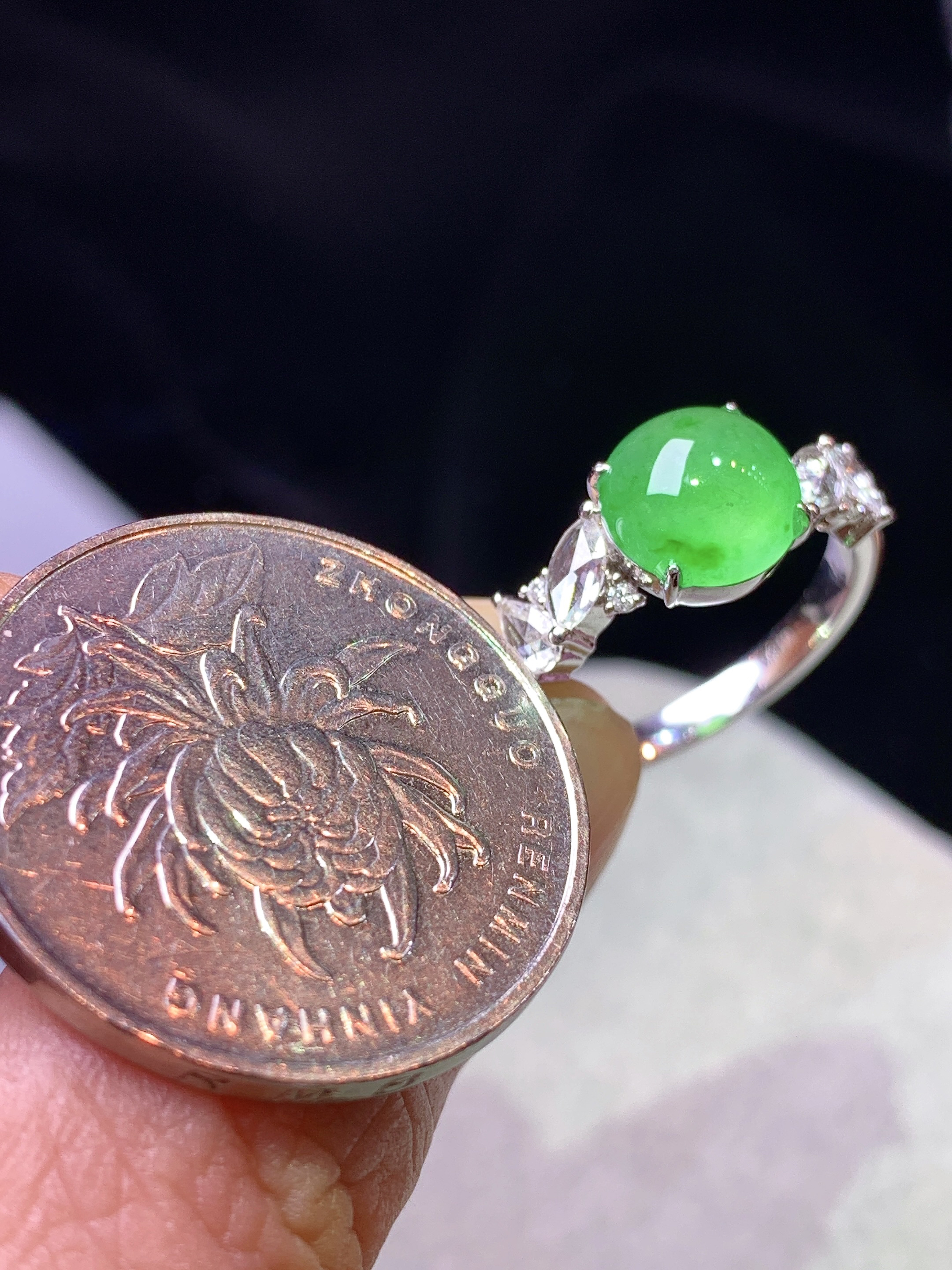 18k金钻镶嵌冰阳绿蛋面戒指 玉质细腻 色泽艳丽清新 圈口14 裸石尺寸8*4.2 y8