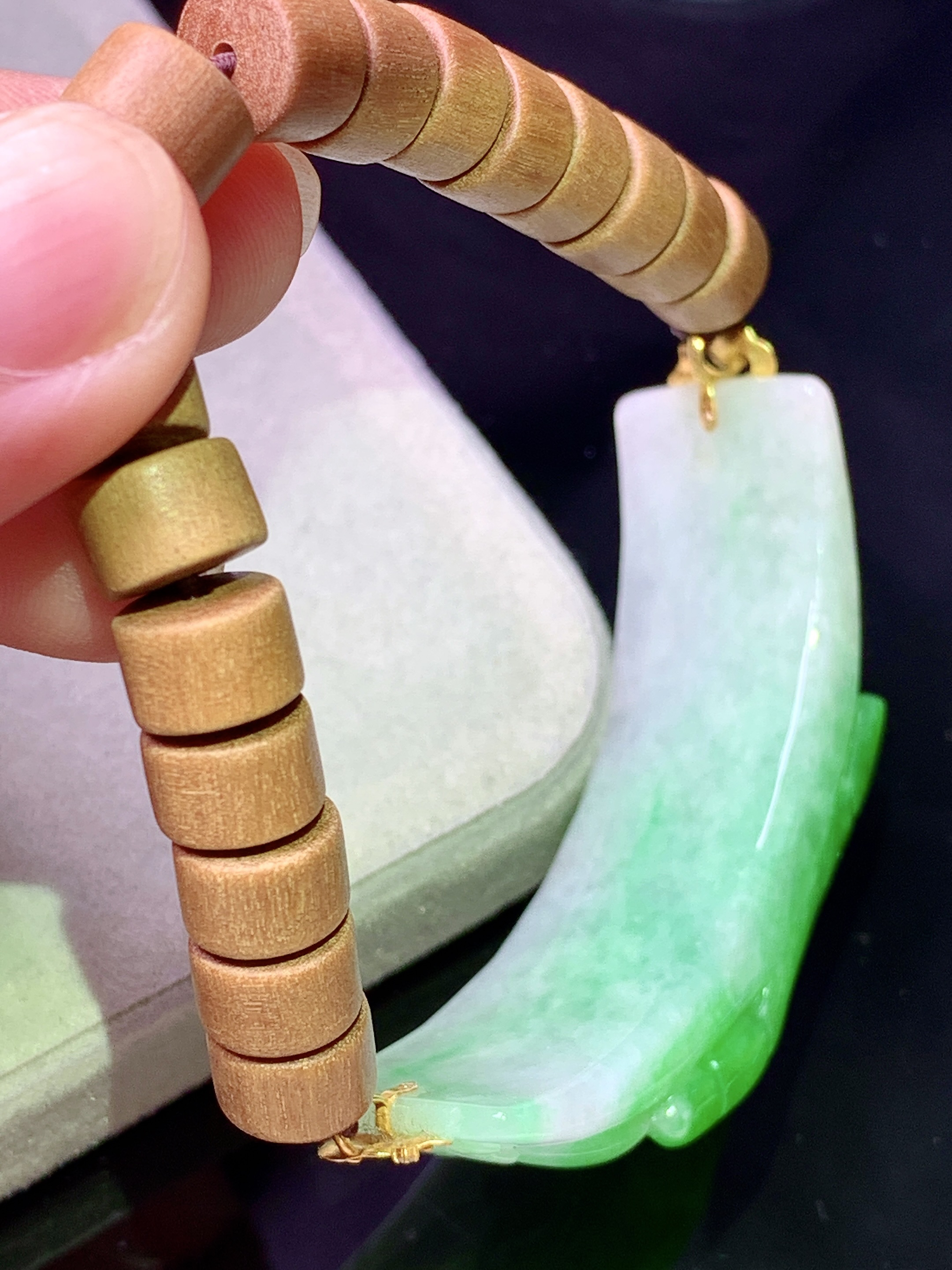 飘阳绿花开富贵弯条手牌手串 玉质细腻 色泽艳丽清新 整体尺寸53*15.7*11 a3