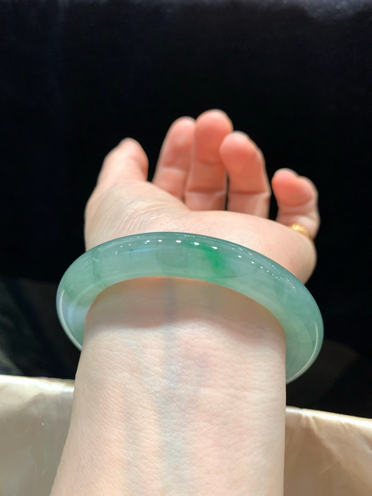 尺寸53.2/10，冰飘花圆条手镯
水润细腻 冰透