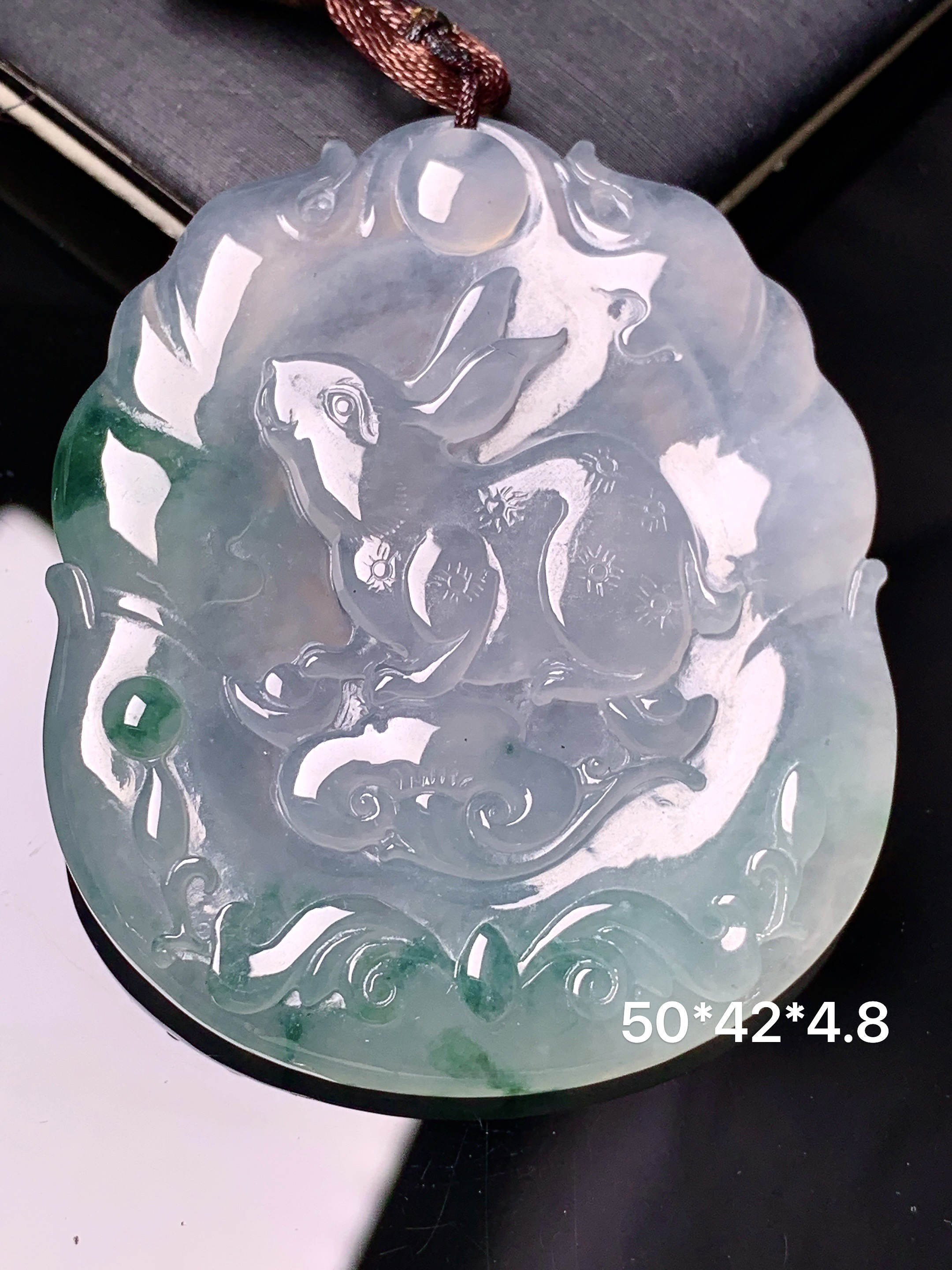 冰种飘绿生肖兔牌吊坠 玉质细腻 色泽艳丽清新 整体尺寸50*42*4.8 b2