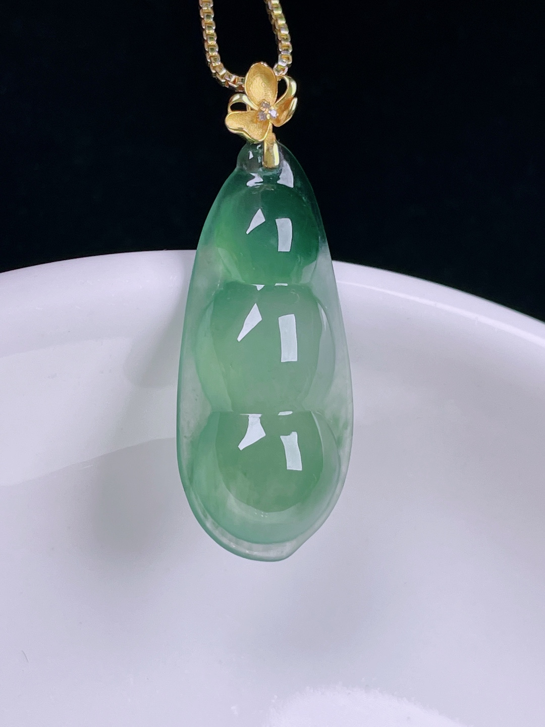 ️冰绿福豆，老种起光，细底通透，尺寸：31.6裸石26.5/11.8/6.4mm0715
