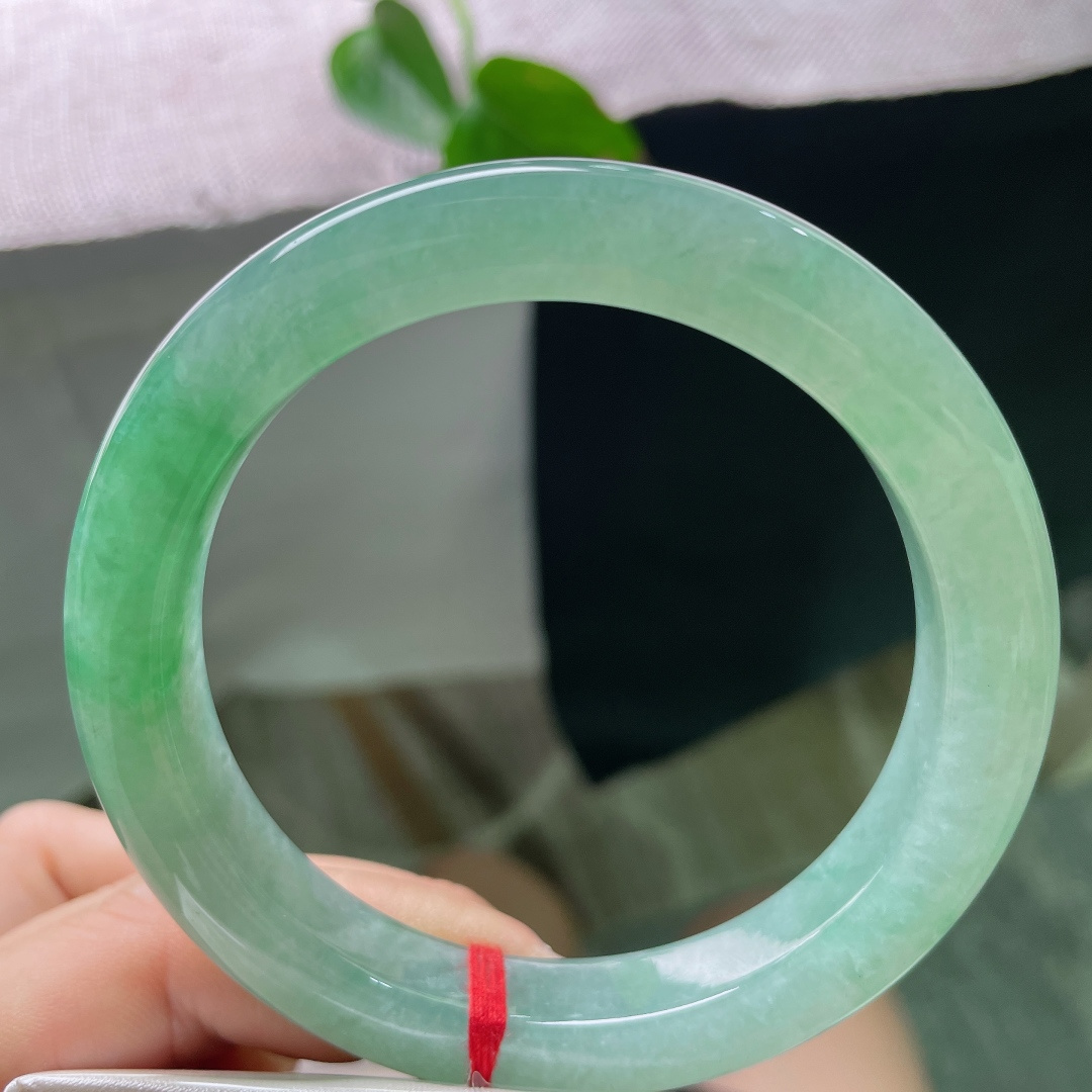 60/11.3/10，绿底正圈，水头好，版型厚装饱满，腕间春趣，大圈口，无裂，ss53415a