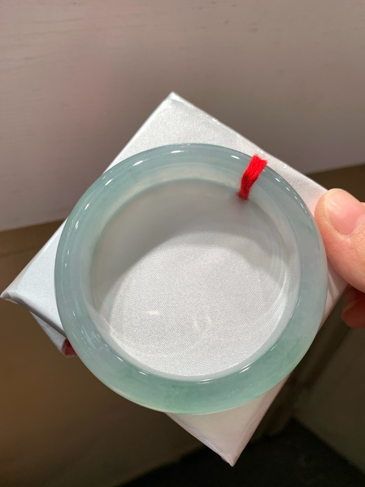 尺寸55.3/13.7/9，高冰手镯， 水润颜色漂亮 ，种老，有胶感