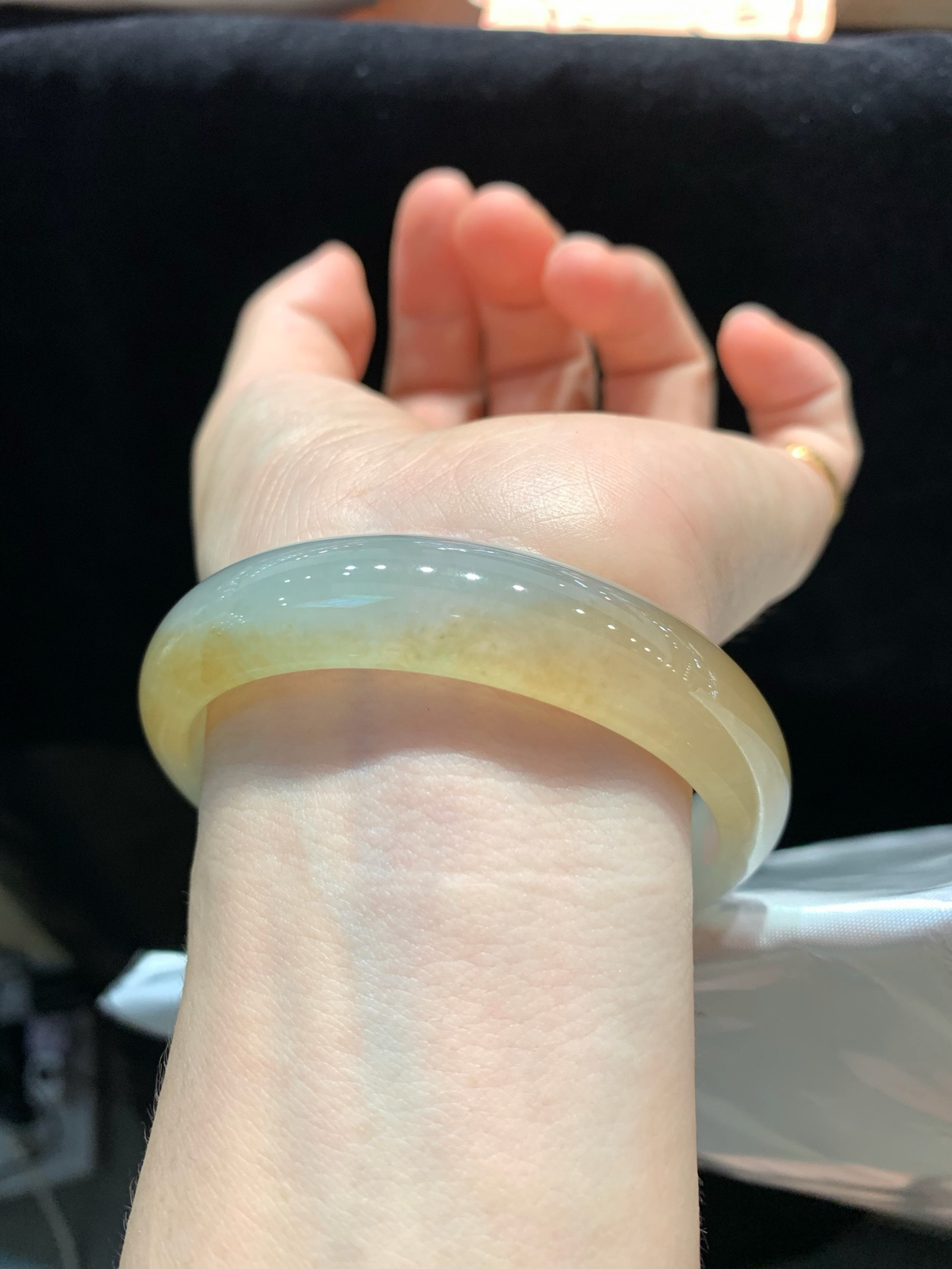 尺寸56.8/13.2/7.1，冰种黄翡手镯
冰透水润细腻