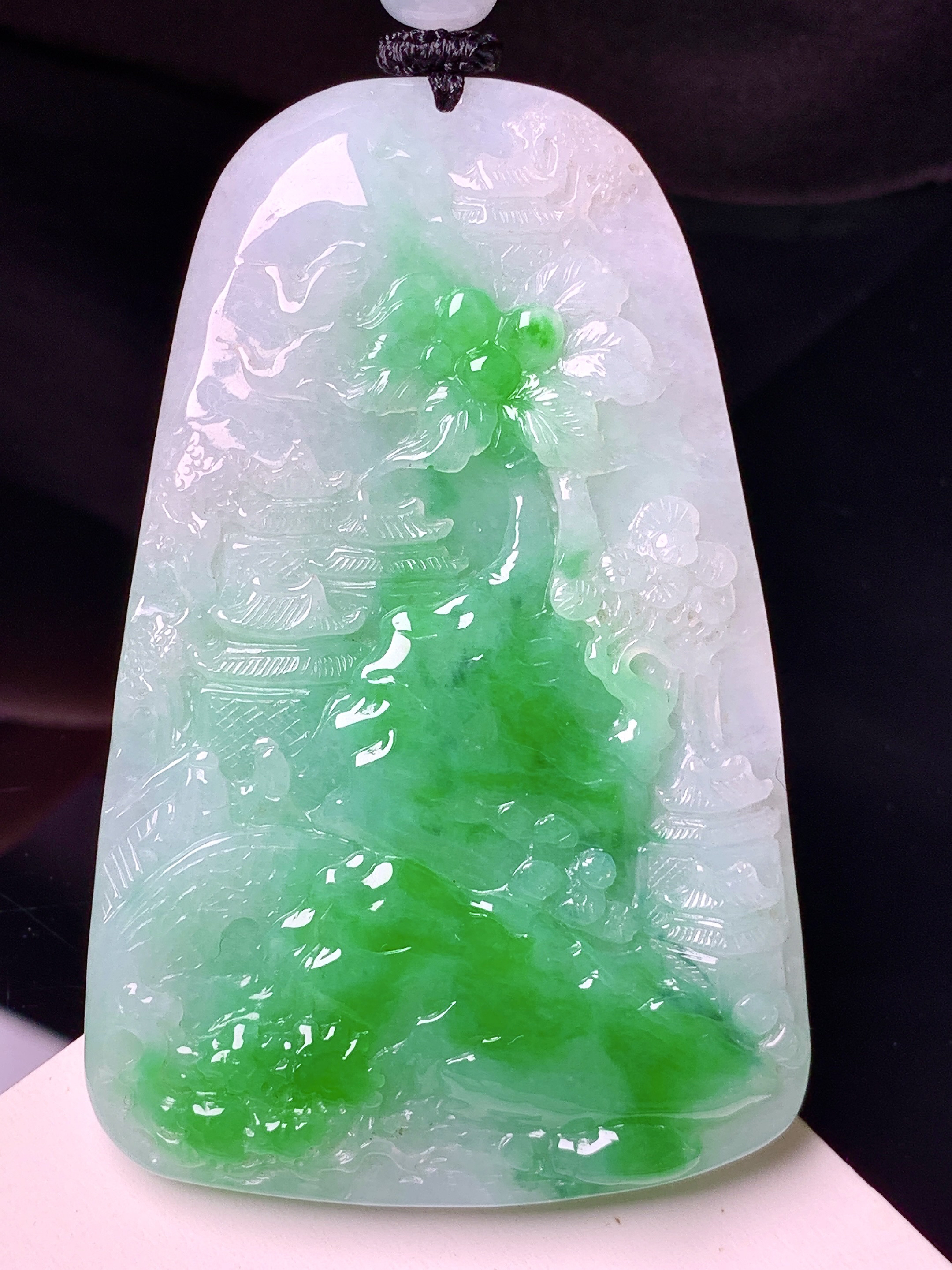 飘阳绿山水牌子吊坠 玉质细腻 色泽艳丽清新 整体尺寸65.7*42*8.2 w1