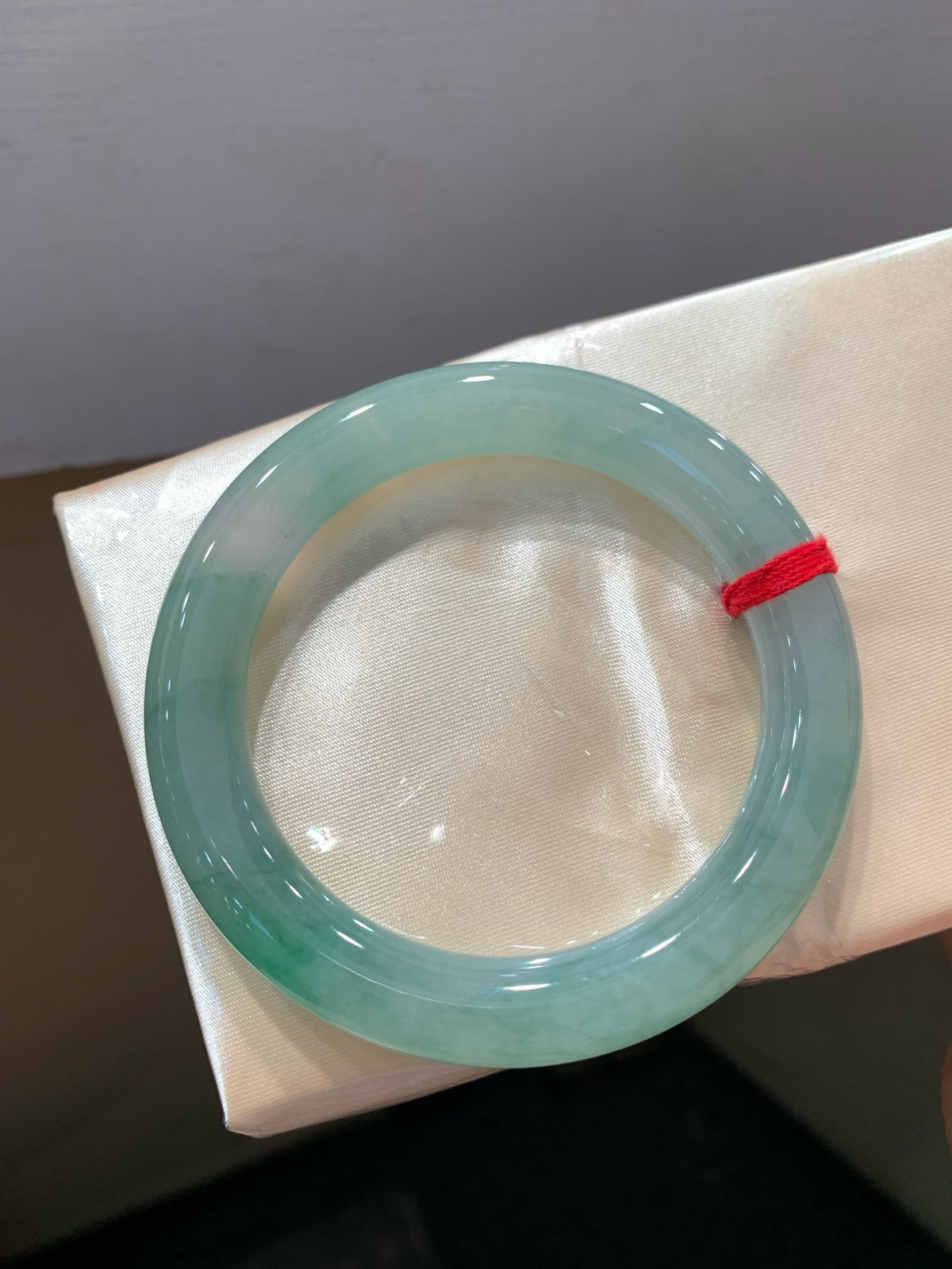 尺寸53.2/10，冰飘花圆条手镯
水润细腻 冰透