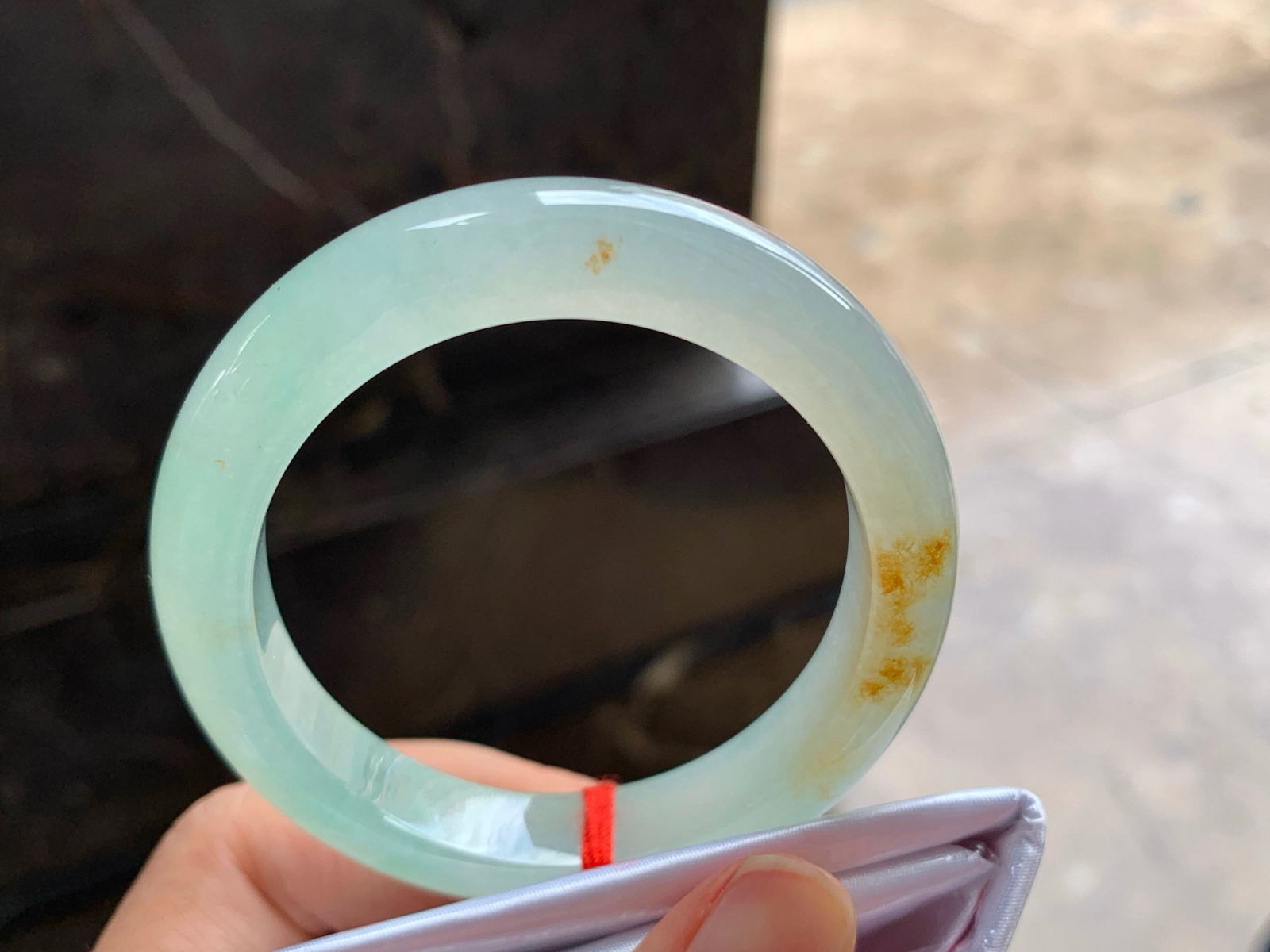 55-10.5-8.5
冰晴撒金贵妃手镯^_^飘黄翡 清新水润 正圈52 53可以带