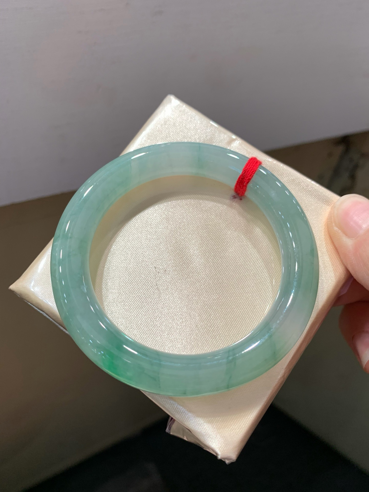 尺寸53.2/10，冰飘花圆条手镯
水润细腻 冰透