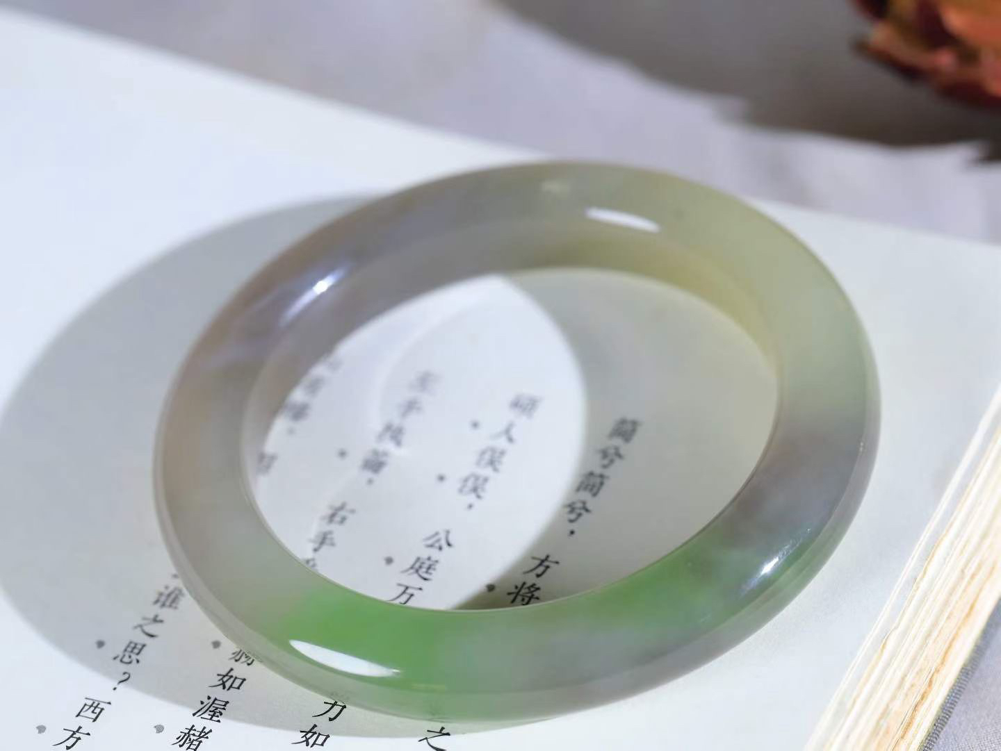 （温柔雅致.手镯）

精品️和田玉烟紫翠青双色手镯。镯型饱满，温润细腻，脂润沁香。️执一卷书，沏一盏茶，着一袭裙，戴一只镯。淡淡浅笺，素心若兰，静赏玉中诗画。悠悠岁月，芊手轻摘，盛满诗样芳华。重68.26克   内径56.5mm  尺寸11.6-10.8mm   FDL-99701521
